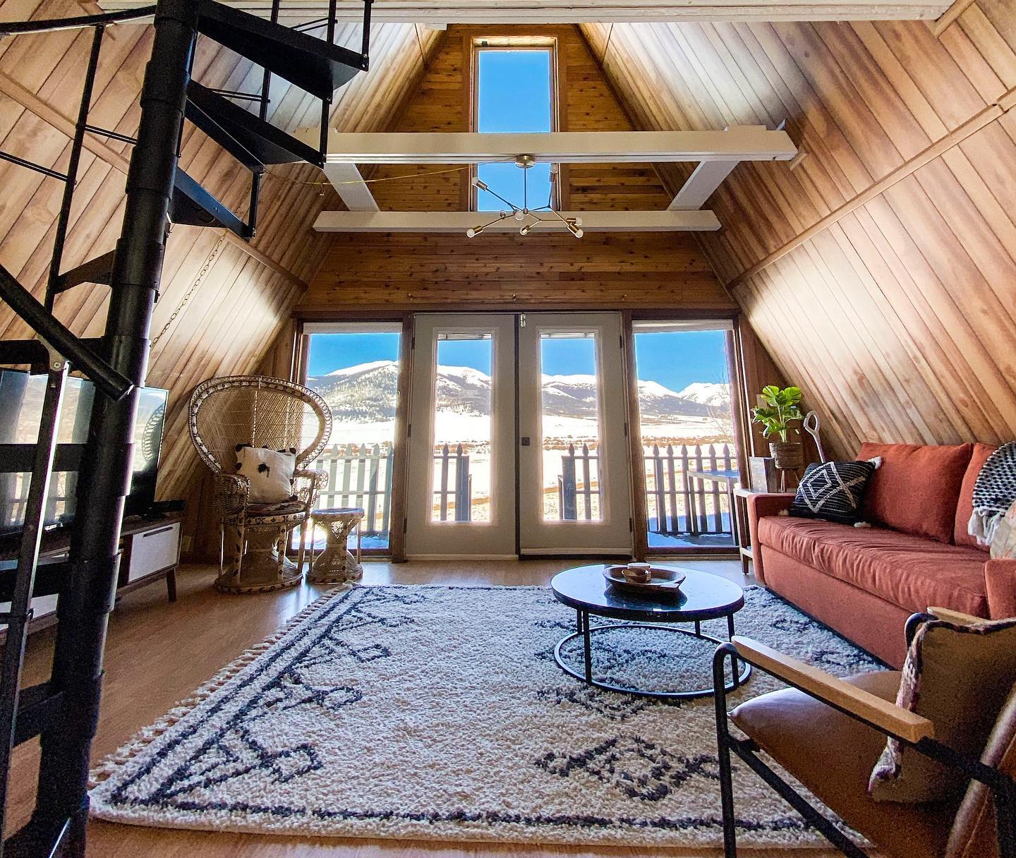 The most triangliest living room of them all.
#coloradoviews #mountainviews #cabinvibes #cabinliving #aframe #aframecabin #coloradotravel #coloradotrip #coloradoairbnb #bestairbnb #coloradovacationrental #trianglecabin