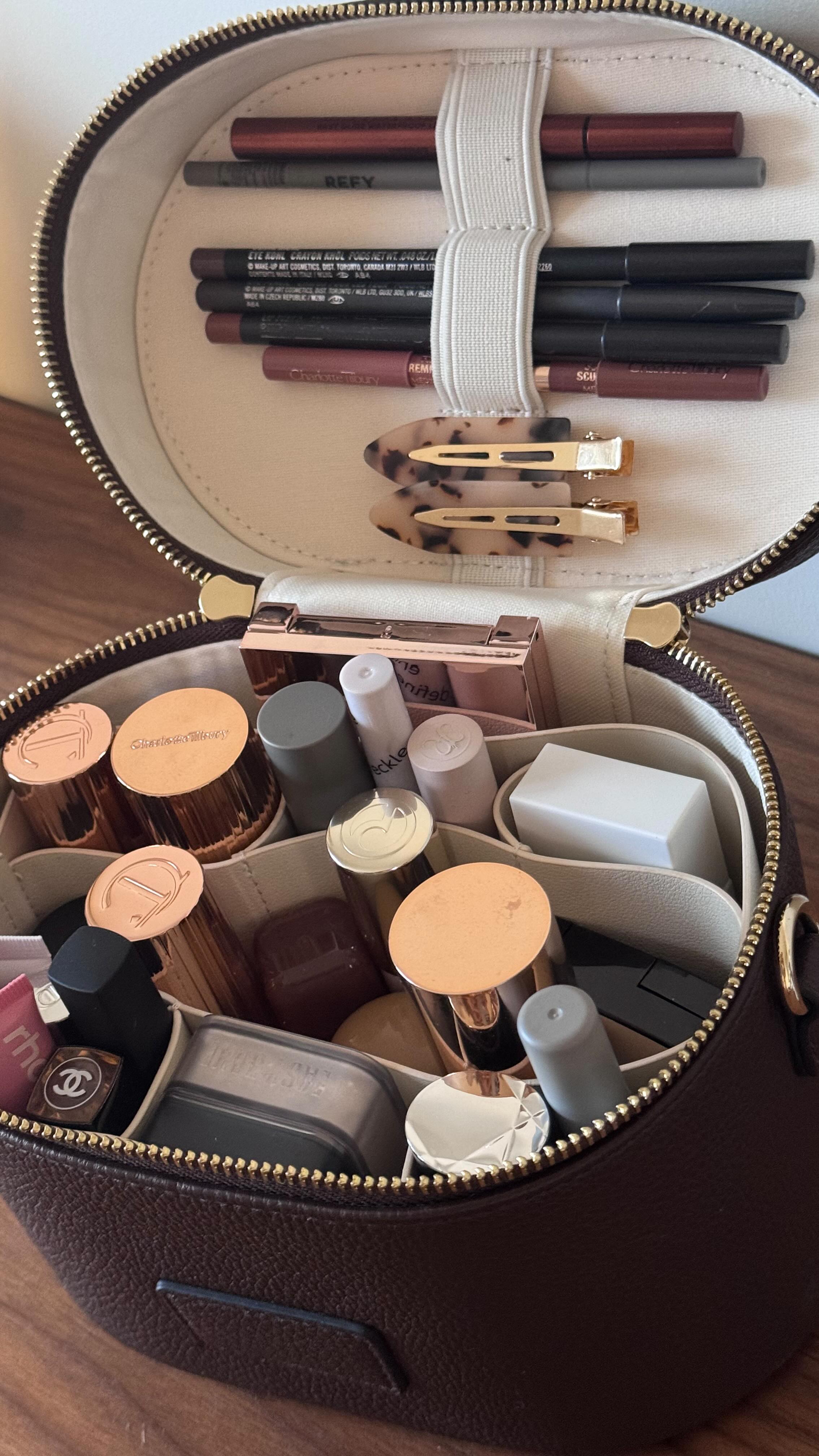 Pack my makeup bag for a ski trip ⛷️🤍
You can tell what products are really worth the hype when you only have a tiny makeup bag to pack everything in! 😂
My @etoile case fits everything perfectly and is super organised, I’m excited to try some of the new bits and the minis are just so cute and fit my favourites perfectly 🤍