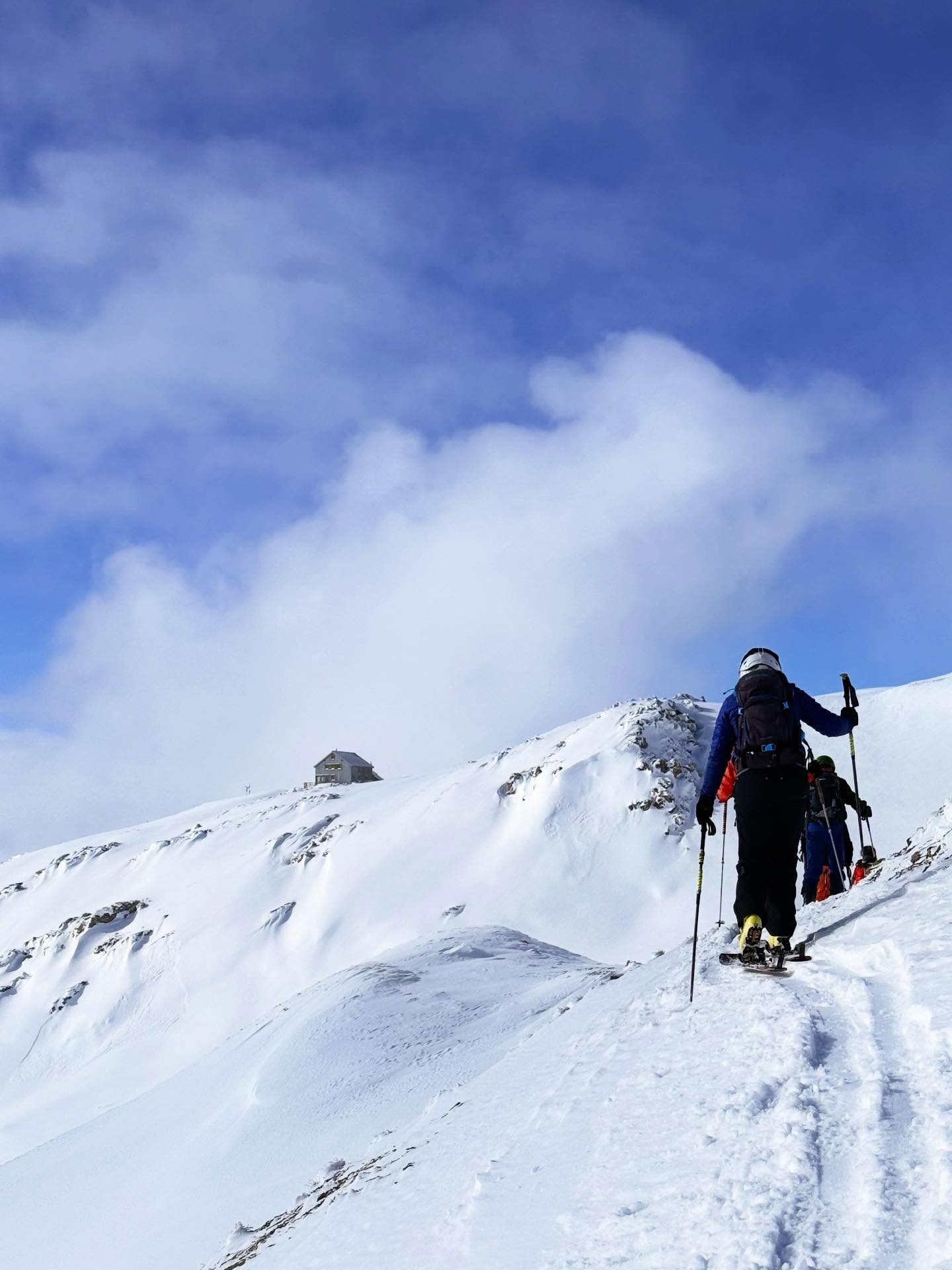 This week’s guests enjoying some great turns in the Réchy valley with guides @kovacic.matej and @willcwue55. Thanks for letting us tag along!
#valdanniviers #ifmgaguides #skitouring