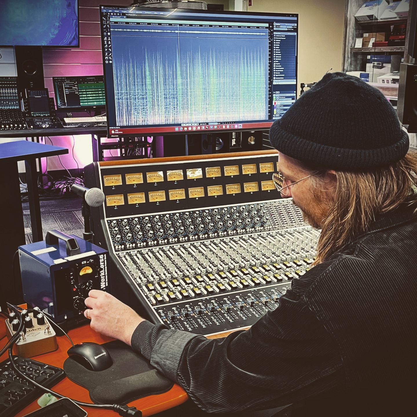 It was our pleasure today to host an impromptu a visit from @thewoodensky frontman Gavin Gardiner, producer, mastering engineer & studio owner at @alldaycoconut. And, we got his take on a new arrival of ours: The Grandchild 670 500 from @heritage_audio_ sounding off through our @thisisapiaudio 2448 console and @atc_loudspeakers SCM25 MKII monitors.
We would like to see what you think too. Just drop in and we'll get you set up for a test!
As always, happy recording!
~ LMPRO.ca
@longandmcquade @ysl_pro @radialeng