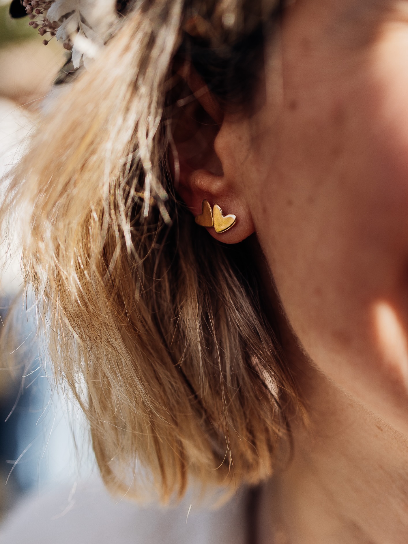 🩷 Les bijoux me manquent….
En ce moment je suis très prise par le projet de la nouvelle boutique qui ouvrira en février dans le centre de Pau (rue des cordeliers!) et j ai peu de temps pour partager par ici. Mais ça me manque terriblement, alors un petit post d’amour aujourd’hui 🩷
Je n’ai jamais eu besoin de la Saint-Valentin
pour aimer les cœurs, les fleurs et l’amour.
Ils font partie de mon quotidien,
de mes inspirations,
de ce que j’aime créer et transmettre toute l’année.
Mais si février nous donne une excuse de plus
pour célébrer ce qui fait battre le cœur,
alors je prends 🌸💛
Des bijoux comme des petits symboles à porter sur soi :
des cœurs pour la sensibilité,
des fleurs pour la douceur et la beauté du vivant,
et beaucoup d’amour,
à offrir, à partager… ou à s’offrir à soi-même.
Parce que l’amour n’a pas de date.
Et que les cœurs et les fleurs
méritent d’exister bien au-delà du 14 février ✨
💫 Et vous, plutôt team “Saint-Valentin” ou team “amour tous les jours” ? Dites moi en 💬
#creatricebijoux#artisanebijoutiere#bijouxfaitsmain#femmeactive#paumaville64