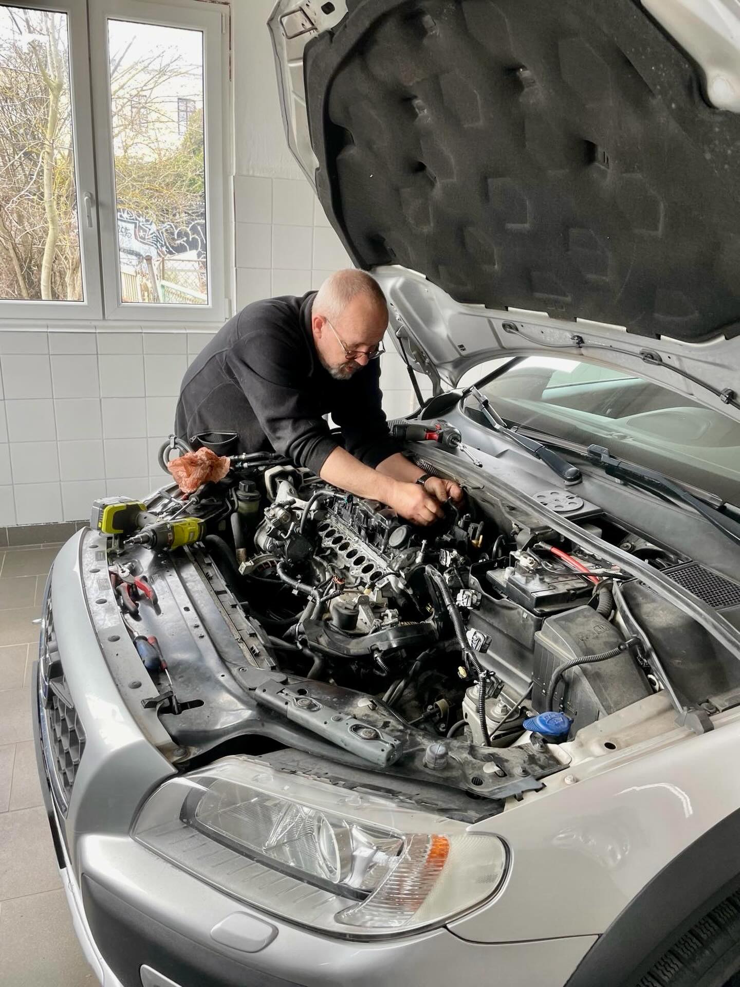 Hej alla Trelleborgare – och lite till ☺️🚙
Som många kanske inte vet har Magnus Gynstam efter 38 år på Bilia valt att gå vidare och har nu börjat hos oss idag på Verdex.
Ett hjärtligt och varmt välkomnande Magnus Gynnstam
Vi återkommer med lite erbjudande under februari månad ☺️- glöm inte gå in & följa oss på Instagram / Facebook
Bästa hälsningar personalen på Verdex