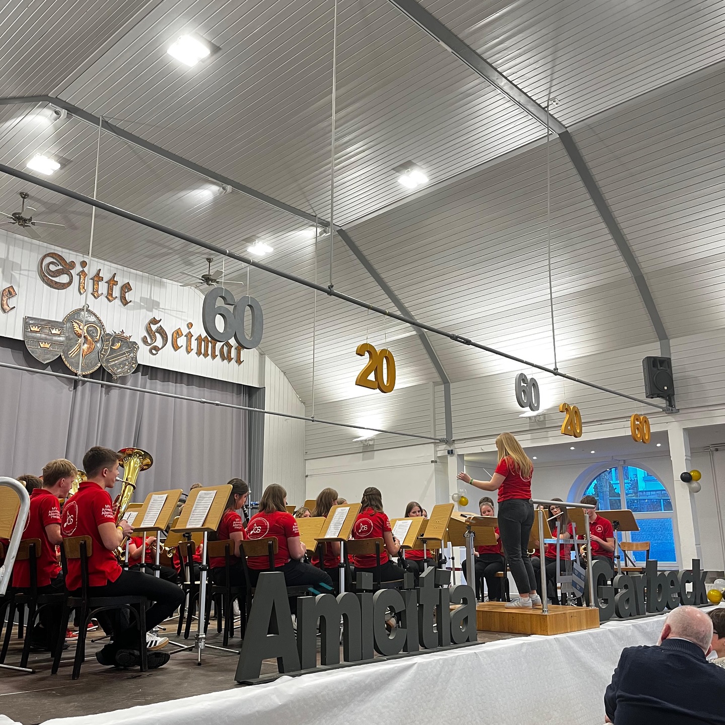 Am vergangenen Samstag waren wir zu Besuch in Garbeck. @amicitia1796
60 Jahre Jugendorchester und 20 Jahre Vororchester - das muss gefeiert werden! 🥳
Auch unser @jugendorchester_sorpetal durfte einige Stücke auf der Bühne zum Besten geben. Eine bunte Lieder Mischung - erkennt ihr alle Songs?
Schreibt‘s doch mal in die Kommentare🎶
#garbeck #musikfreunde #jugendorchester #vereinsfreundschaften