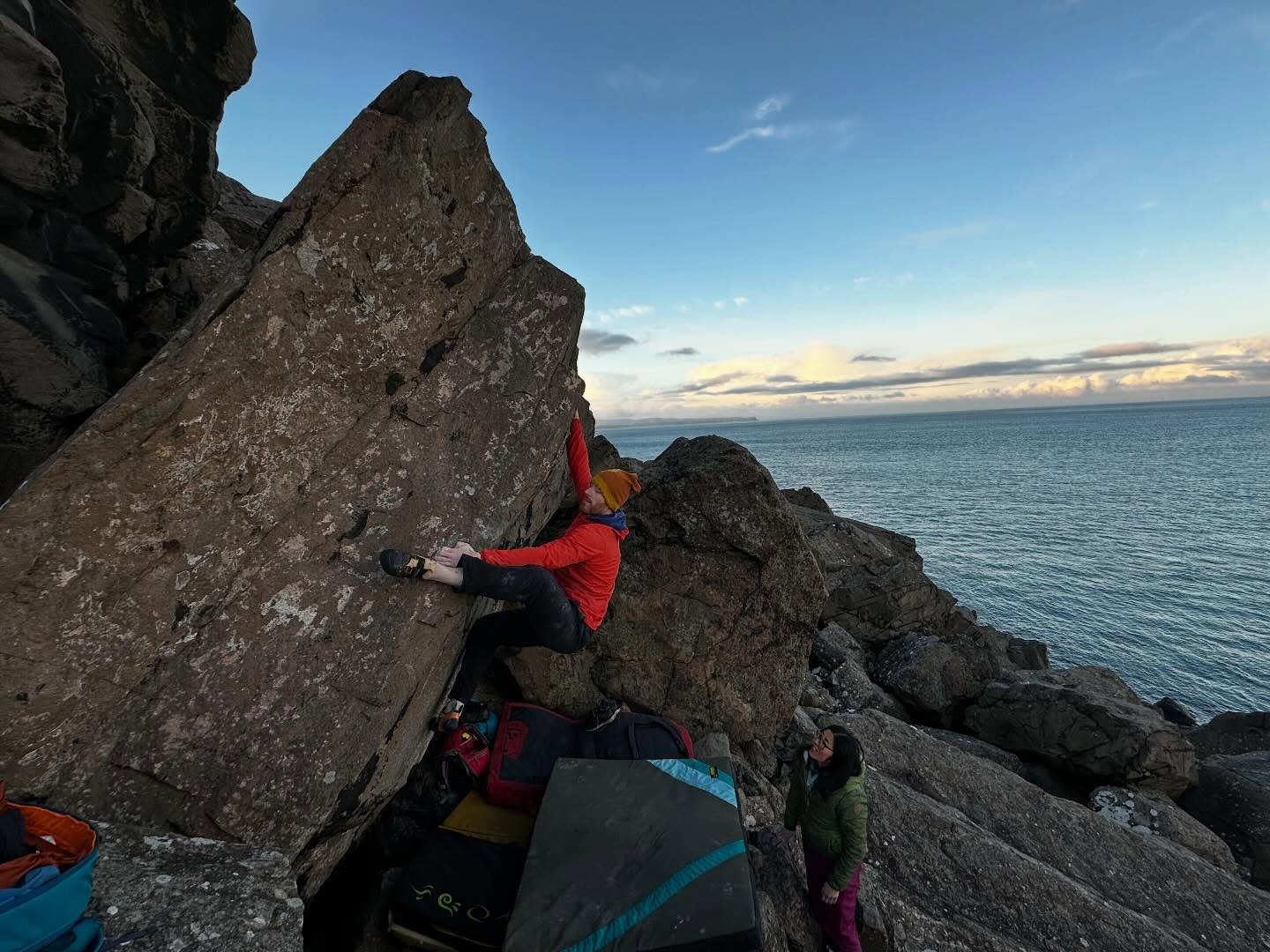 6 reasons Fairhead owns the big skies, salt air and northern‑frontier energy!
1. Dave White sending Bumbles 6A
2. Dialling in the moves on Hypermoon.
3. Big skies from Kinbane, toward Fairhead
4. The scale resets you! Veronica Lee on Flav slab
5. Jola sending Peace in pinches
6. Rob Hunter on Orca.
#fairhead #fairheadbouldering #bouldering #klettern #escalade #northcoast #free #ireland