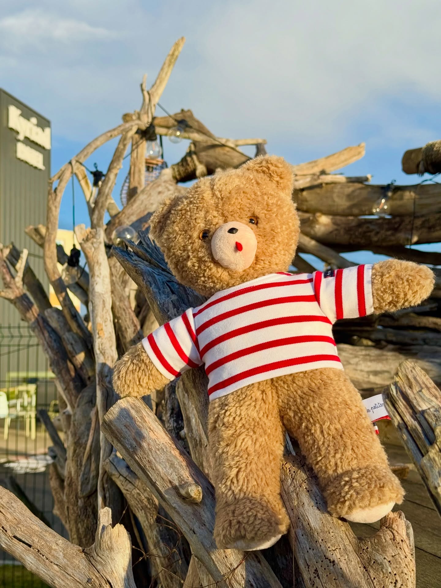 Un grand merci à @kyriad_chateauroux_nord hôtel 3 étoiles, pour son accueil lors du shooting de nos collections 2026 ✨
Nous avons eu la chance de profiter de leurs espaces modernes et lumineux, un cadre idéal pour mettre en valeur nos créations !
Nos peluches ont eu droit à un petit moment VIP dans ce décor soigné, et il faut l’avouer, ils s’y sont sentis comme chez eux 🤭
Un lieu chaleureux, une équipe attentionnée, une atmosphère apaisante… tout ce qu’il fallait pour une séance photo réussie !🥰
Merci encore @kyriad_chateauroux_nord pour cette belle collaboration ♥️
#shootingphoto #peluche #madeinfrance #fabricationfrancaise #kyriad #châteauroux