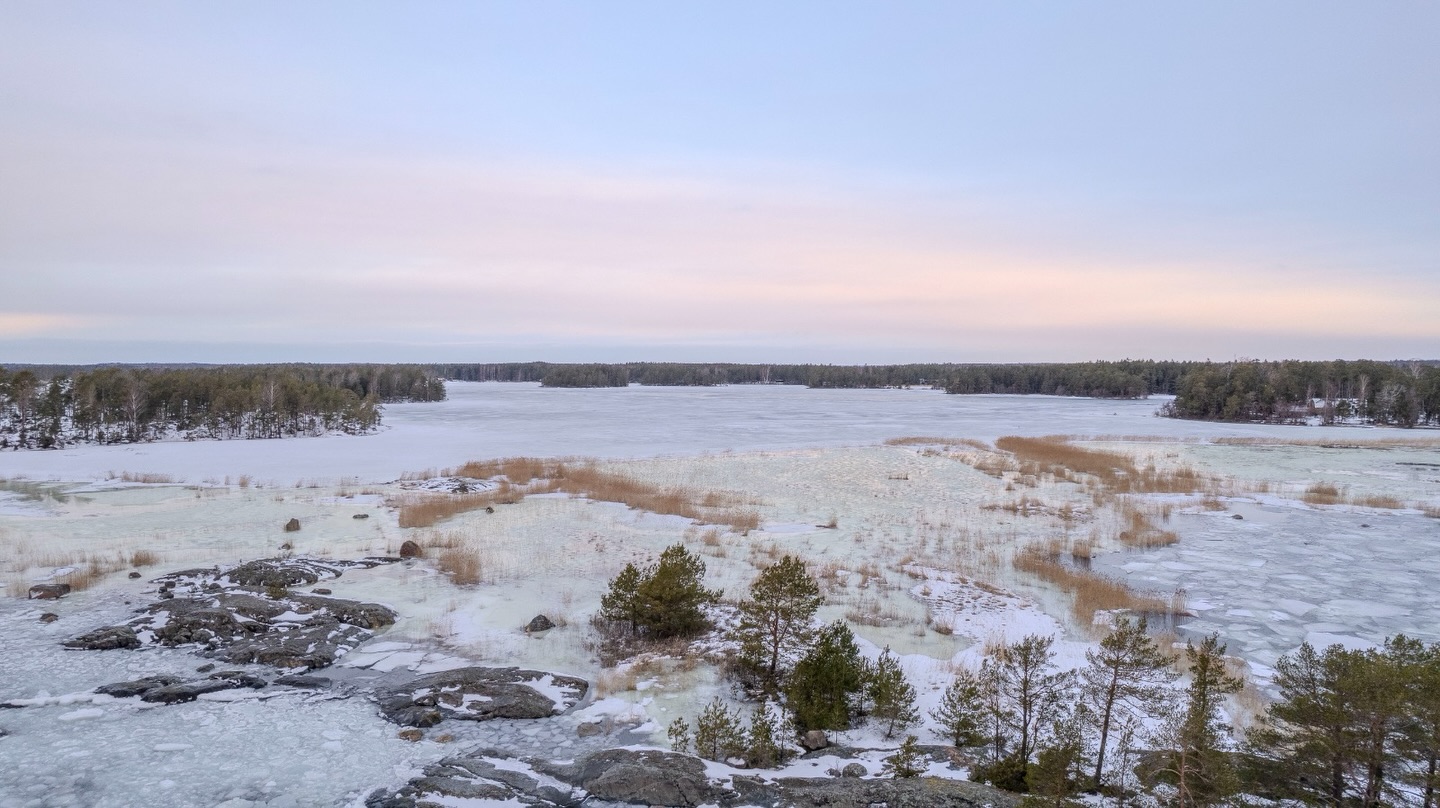 Kaikki saariston elämykset eivät mahdu valmiisiin paketteihin.
Siksi tarjoamme hydrokopterikyytejä ja elämyksiä myös täysin räätälöidysti.
Esimerkkejä siitä, mitä voimme toteuttaa:
• kuljetus mökille myös talvella
• saaristopiknik tai pilkkiretki
• hylkisafari
• lintubongaus
• valokuvausretket
• maisemakierrokset Porvoon saaristossa
Ota yhteyttä ja kerro toiveistasi –
suunnittelemme yhdessä juuri teille sopivan kokonaisuuden ja annamme tarjouksen.
Hydrokopterilla, vuodenajasta riippumatta
#SeaSport #VisitPorvoo #VisitPellinge #hydrokopteriseikkailu #porvoonsaaristo