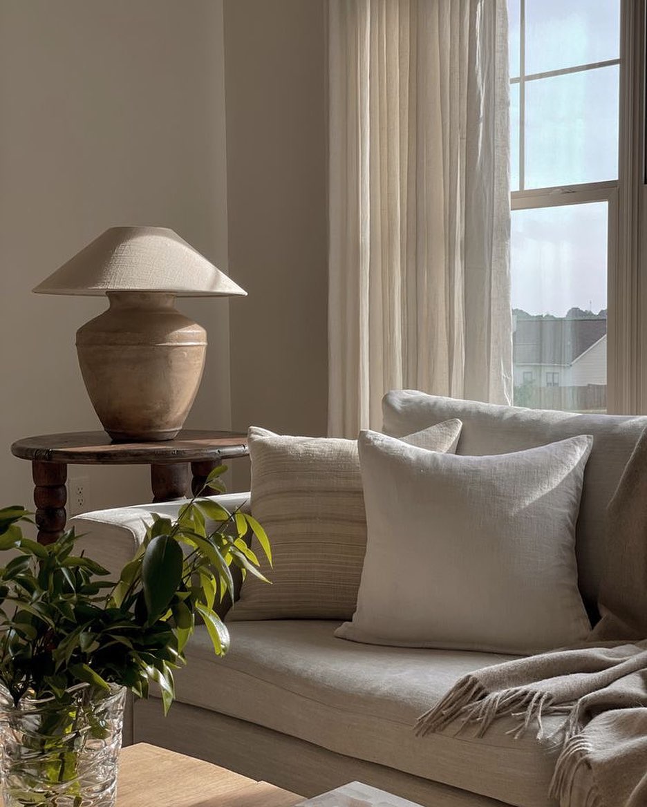 Peaceful Monday inspiration from @angiedazinteriors 🕊️🤎