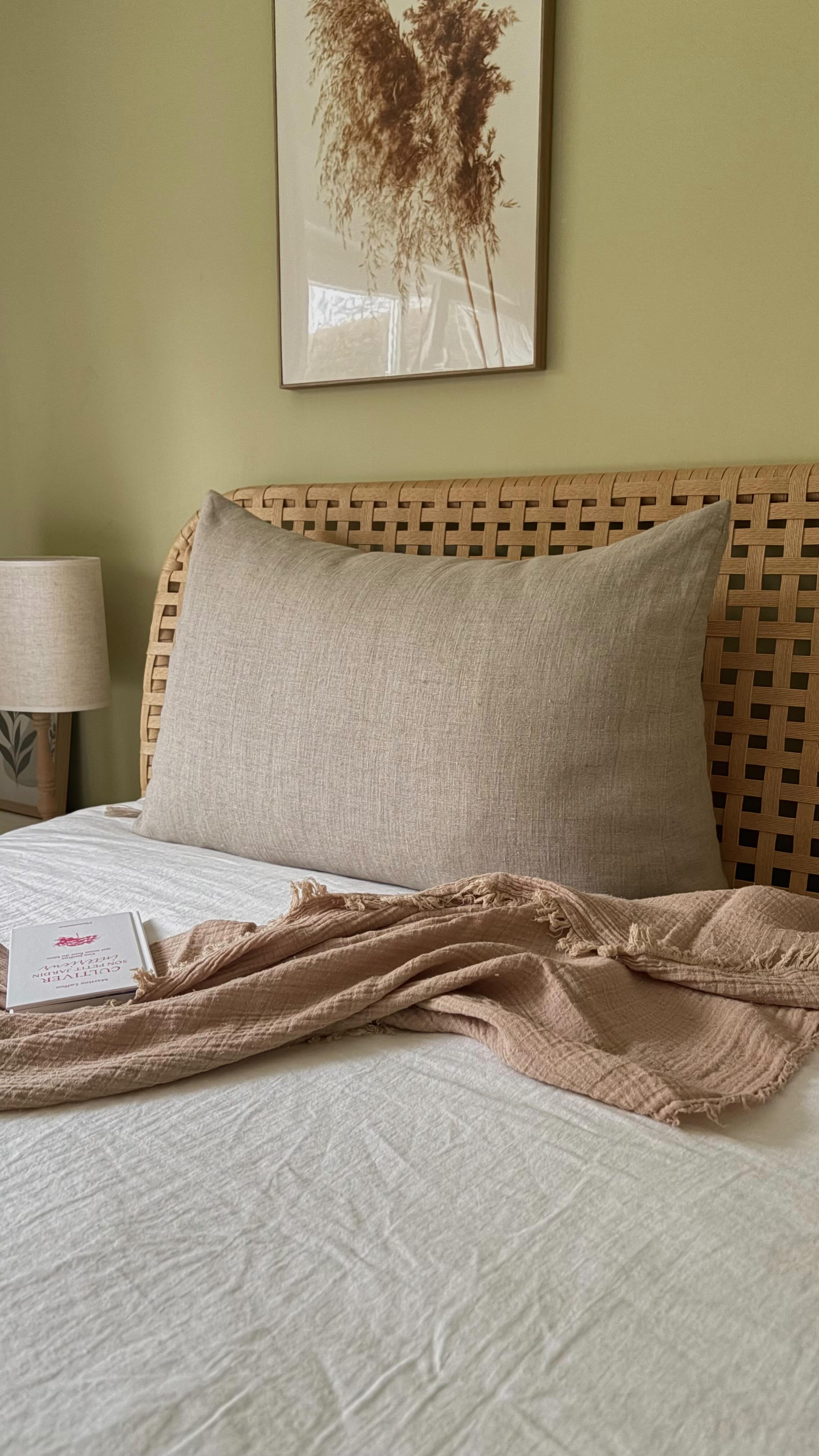 Ce qui fait qu’on se sent bien ne se voit pas toujours.
Mais ça se ressent.
À l’intérieur, du kapok.
Une fibre végétale légère, respirante,
douce comme la soie.
Vous connaissez le kapok ?