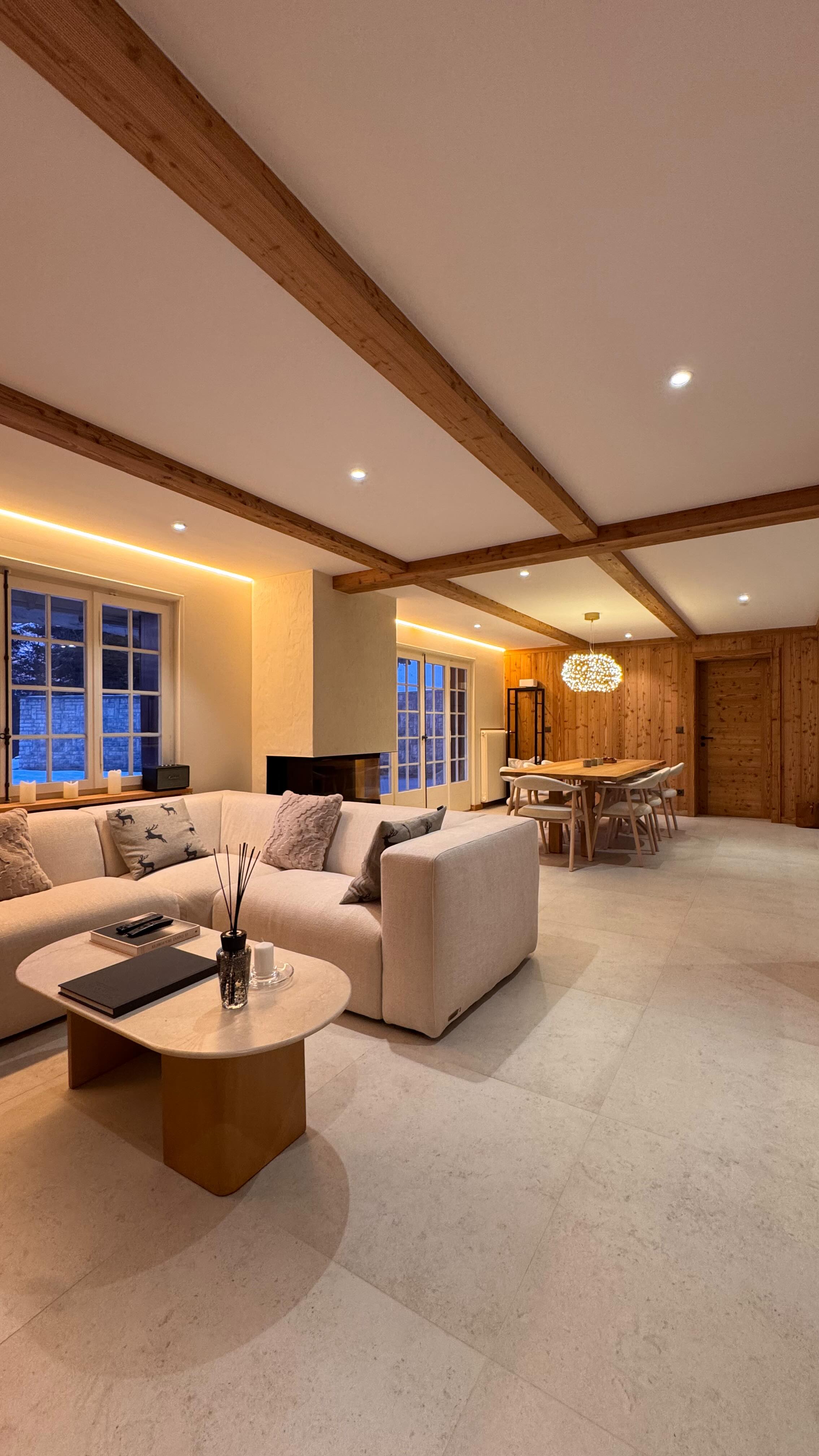 Une transformation tout en douceur, du chantier brut à un lieu chaleureux et lumineux. Ce chalet en montagne allie confort, élégance et fonctionnalité, tout en respectant l’âme du lieu.
#Designchalet #Transformation #renovation #suisse #douceur