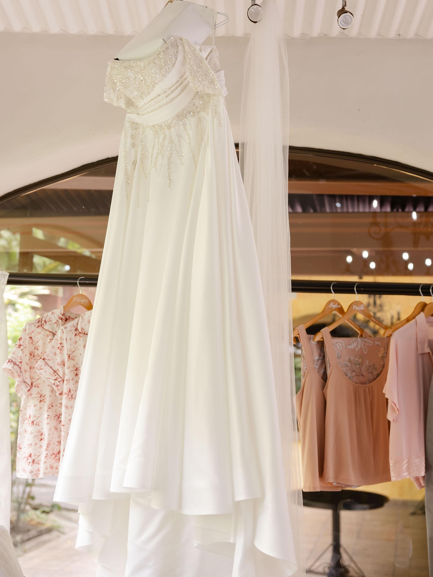 Sneak peak of a wonderful day, and a wonderful bride with her wonderful girls 🤍 we love you @mesc_2306 🌼 que hermoso fue coincidir y que honor tan bonito fue servirte!!
#neufeldnovias
#bridal
#bridespanama
#noviaspanamá
#boquete