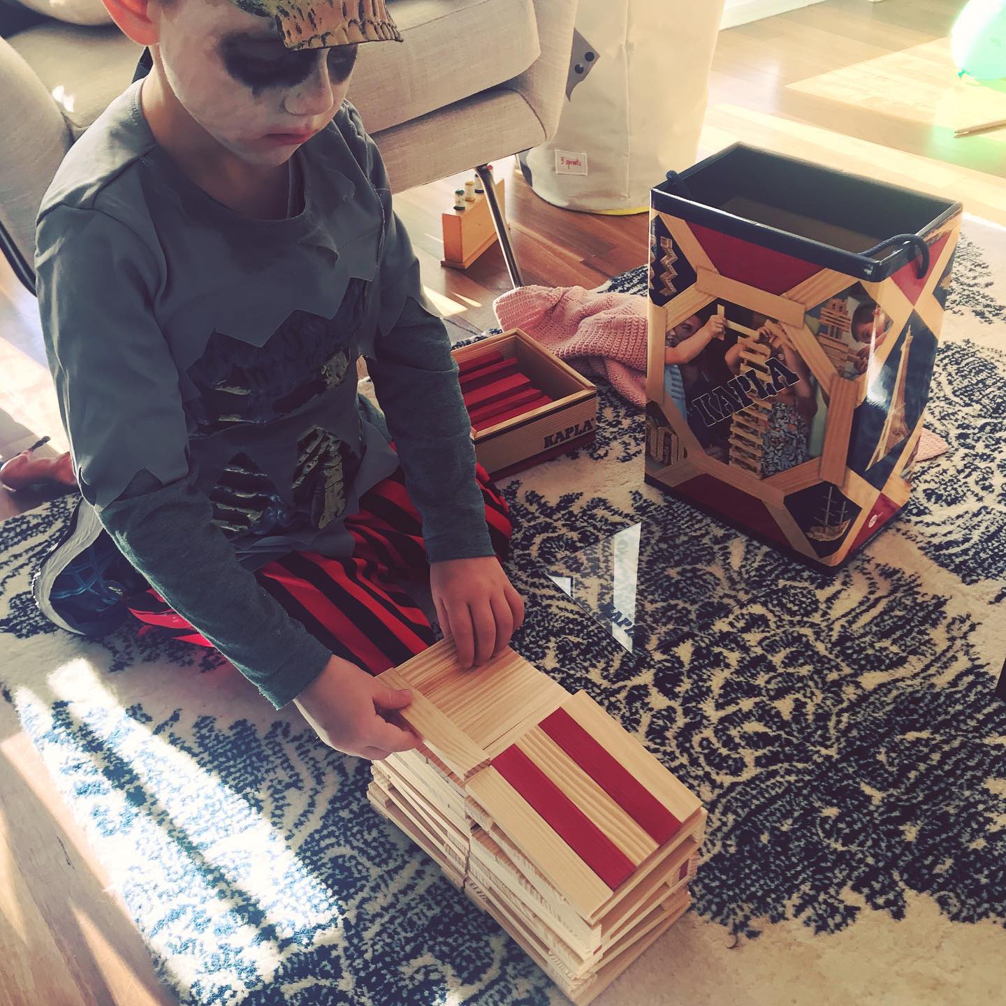 When you cannot choose between Halloween 🎃 and kapla building...
Have a lovely Halloween weekend everyone!!!