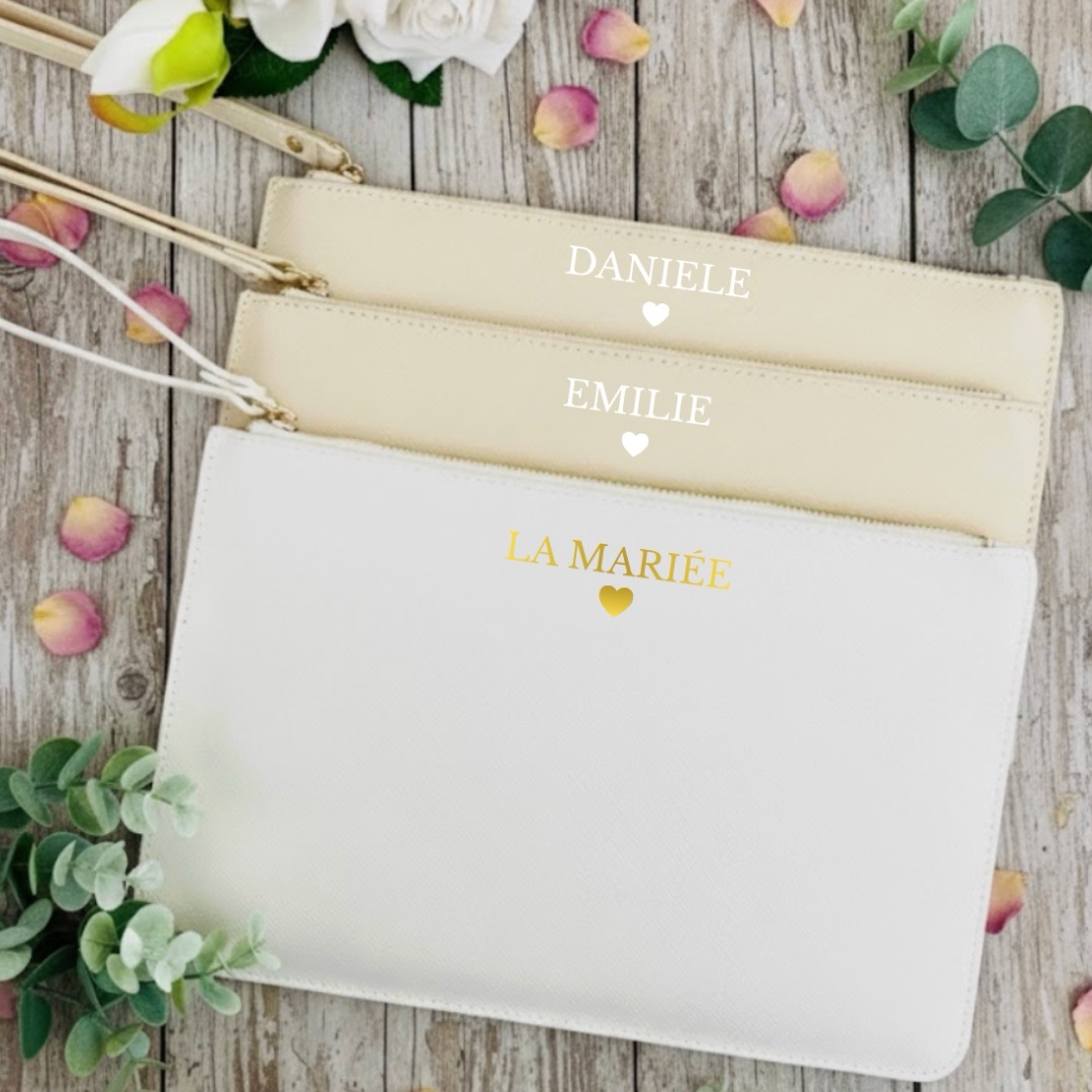 Craquez pour nos pochettes rigides personnalisées EVJF, parfaites pour toute la team de la mariée !
Pratiques, élégantes et uniques, elles accompagnent les copines tout au long du week-end : maquillage, téléphone, souvenirs… tout y passe 💄📱
🎀 Prénom, rôle, date ou petit mot fun : chaque pochette devient un souvenir inoubliable de ce moment magique entre copines 🥂
💡 Idéal pour :
✔️ Un look assorti
✔️ Un cadeau EVJF original
✔️ Faire plaisir à la mariée ET à son équipe 💕
👉 Personnalisation facile, résultat canon ✨
📩 Dites-nous en commentaire : Team Bride, Team Love ou Team Fun ?
#EVJF #TeamBride #PochettePersonnalisée #SouvenirEVJF #CopinesDeLaMariée EVJF2025 CadeauEVJF