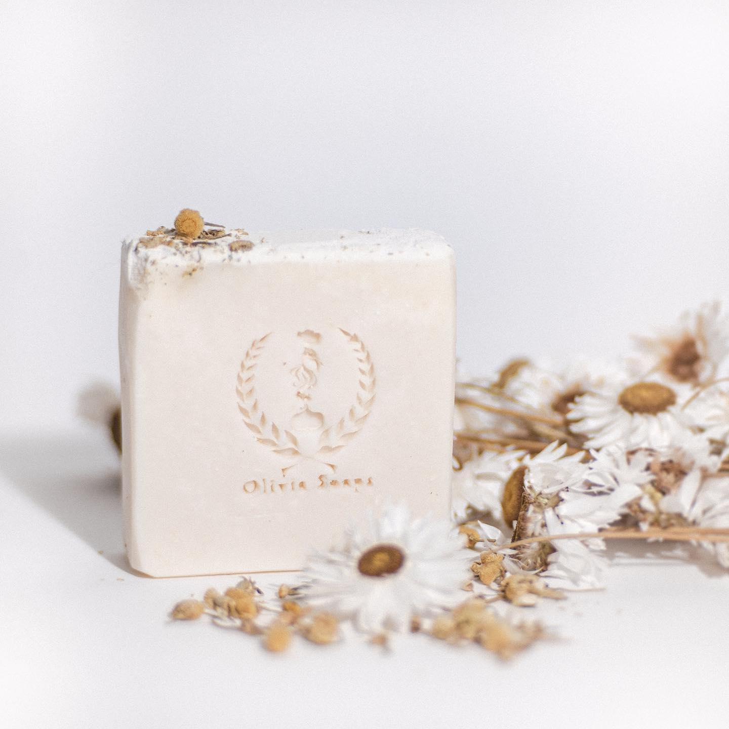 IL LATO OSCURO DEL SAPONE
L’HOBBISTA COSMETOLOGO
Lasciate ogne speranza o voi ch’intrate…
in un profilo che vi dice che non serve pagare le tasse o far certificare una saponetta che vi sta vendendo perché chi le produce lo fa come HOBBISTA.
IT’S A TRAP!!!!!
Tanto per cominciare, il termine hobbista è in riferimento ad un inquadramento fiscale. Questa cosa esiste, ma, udite udite, non autorizza una persona a vendere cosmetici fatti ‘per hobby’, dato che entra in gioco l’aspetto SANITARIO.
La legge (che è uguale per tutti 🫠), ovvero il regolamento europeo 1223/2009 sui cosmetici, delinea tutto ciò che si deve fare per poter vendere un cosmetico in Europa, e c’è più di qualche step.
Fra questi è incluso l’avere una persona che ha una laurea ben specifica (chimica, farmacia o simili) e che non ha interessi personali ed economici nell’azienda, che verifica la sicurezza del prodotto per la salute umana e la certifica.
NON C’È CASO in cui un cosmetico (sapone incluso) possa essere venduto legalmente senza certificazione di sicurezza e segnalazione al CPNP (portale Europeo per la registrazione dei cosmetici). Non è MAI legale. Nemmeno ai mercatini. Nemmeno nei negozi. Nemmeno nei nemmeno.
Purtroppo la strada per far rispettare a tutti questa legge, è ancora molto lunga. Ma continuiamo a rendere i consumatori sempre più consapevoli.
.
.
.
#regolamentocosmetico #solidsoap #cosmesiinregola #cosmesisolida #saponesolido #soaplover #cosmesisicura #hobby #saponeallacamomilla #saponealriso #saponetta #friuli #smallbusiness #womanbusiness #artigianifriulani #saponenaturale