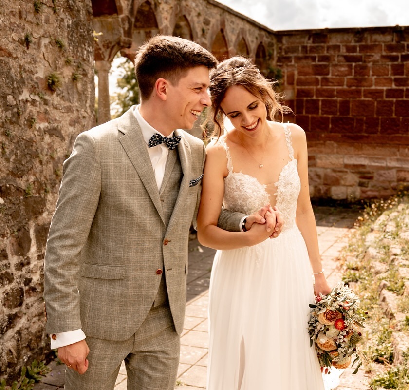 ✨ Ich liebs einfach wenn meine Paare für jeden Spaß zu haben sind und vor der Kamera auch mal ein bisschen rumalbern - Hauptsache ihr habt Spaß an eurem großen Tag 🥰🫶🏻
.
.
.
#weddingphotographer #belovedstories #elopmentlove #heywildweddings #goldenhourlove #vonbrautzubraut #weddingelopement #shesaidyes #youngandwildstories
#hochzeitstag #weddingday #brautportrait #brautinspiration #brautstrauß #sunsetshooting #hochzeitstipps #hochzeitwuerzburg #fotografinwuerzburg #würzburg #hochzeitsplanung #heirateninfranken #hochzeit2024 #hochzeit2025 #bride2024