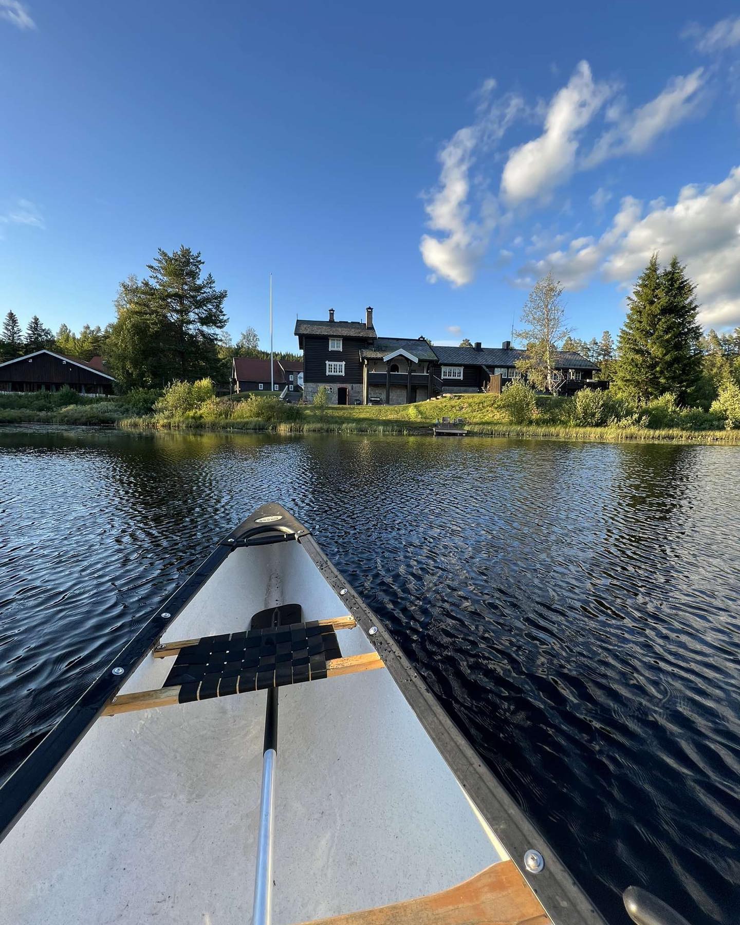 Idyllisk ved vannkanten av et stort tjern i den ville, vakre naturen i Stange kommune finner du oss. Her har vi naturen tett på med et langt løypenett av stier i alle retninger. 🌿 #nature #love #norway #care #respect