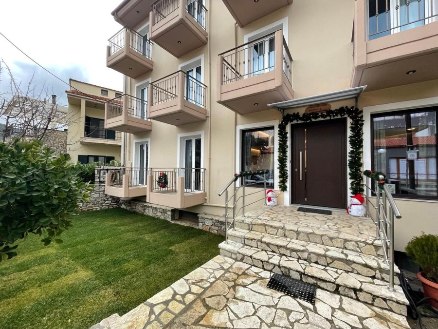 Το Varvitsiotis Studios αποτελεί ιδανική επιλογή διαμονής στα Καλάβρυτα, προσφέροντας εντυπωσιακή θέα στο βουνό, δωρεάν WiFi και δωρεάν ιδιωτικό χώρο στάθμευσης. Βρίσκεται σε προνομιακή τοποθεσία, μόλις 10χλμ. από τη Μονή του Μεγάλου Σπηλαίου, συνδυάζοντας άνεση και εύκολη πρόσβαση σε σημαντικά αξιοθέατα της περιοχής.
Κάθε μονάδα είναι προσεγμένα διαμορφωμένη και διαθέτει βεράντα με θέα στην πόλη, τηλεόραση επίπεδης οθόνης, άνετο καθιστικό, πλήρως εξοπλισμένη κουζίνα και ιδιωτικό μπάνιο με δωρεάν προϊόντα περιποίησης. Παρέχονται επίσης ψυγείο, εστίες μαγειρέματος, καφετιέρα και ηλεκτρικός βραστήρας, καλύπτοντας πλήρως τις ανάγκες των επισκεπτών.
Καθημερινά σερβίρεται πρωινό, προσφέροντας ένα ευχάριστο ξεκίνημα της ημέρας σε ένα ζεστό και φιλόξενο περιβάλλον.
Οι επισκέπτες μπορούν να απολαύσουν δραστηριότητες όπως σκι σε κοντινή απόσταση, αλλά και στιγμές χαλάρωσης στον καταπράσινο κήπο του καταλύματος.
Ένας προορισμός που συνδυάζει φύση, άνεση και αυθεντική φιλοξενία
Link: www.hotelshellenic.com/varvitsiotis-studios/