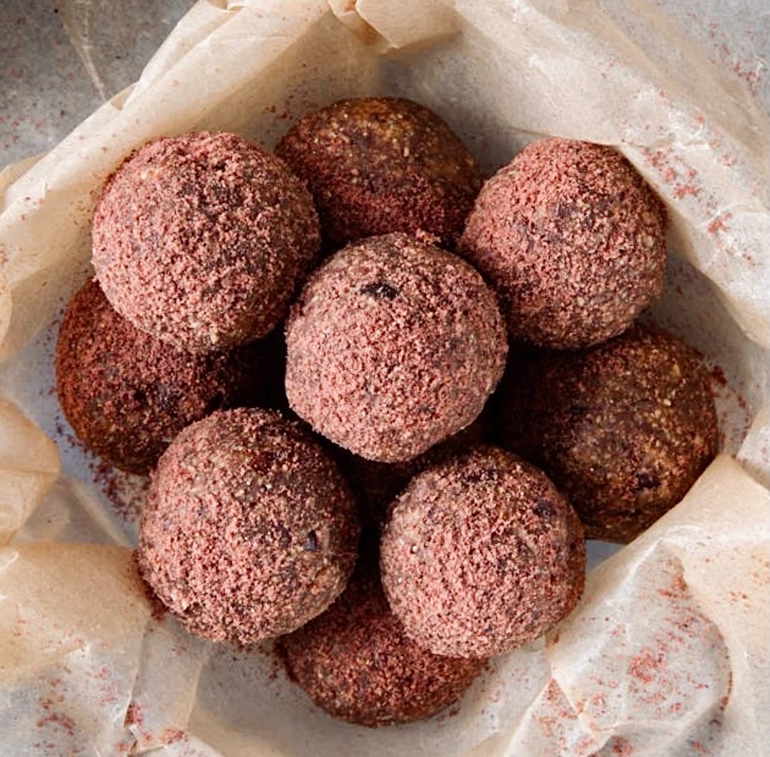 Date balls are one of my favourite quiet wins in the toddler snack department ✨
A great way to get protein-packed nuts and seeds into little diets — without it feeling like another battle!
#toddlersnacks #frome #vegancookeryschool #mumlife #littlefromecopkeryschool