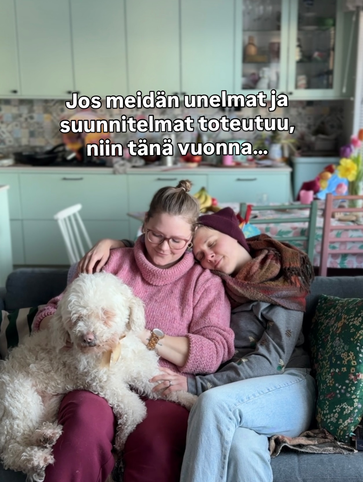 Vika on tietty meidän lemppari 🥹❤️ Välillä mietin mahtuuko näin monta isoa asiaa saman vuoden sisään! 🫣 Mutta jotenkin elämä on soljunut niin, että kaikkien näiden aika on nyt.
Tietty ikinä ei tiedä miten asiat onnistuu ja kauanko niiden toteutumisessa oikeasti menee (esim esikoista yritettiin viis kertaa ennen kuin tärppäsi, ja yhtänä vuotena ollaan kokeiltu toista lasta tuloksetta), mutta ainakin laitetaan asiat kovaa vauhtia vireille.
Viime vuosi pakotti terveyden puolesta ottamaan rauhallisesti (kerron tästä enemmän toiste), ja vaikka silloin harmitti, uskon sen pedanneen tilaa tämän vuoden tapahtumille. ❤️
Oon ajatellut avata tilaajakanavan täällä Instassa, ja jakaa siellä laajemmin reaaliajassa näitä henkilökohtaisia teemoja & niiden saavuttamista - hedelmöityshoidot, valmistautuminen raskauteen, taloudelliset tavoitteet kodin ostoa varten - eli kaikkea arkista ja henkilökohtaista perhe-elämästä, mutta avoimemmin kuin julkisesti isolle yleisölle. Tää tuntuu musta kivalta ajatukselta, ois kiva kuulla minkälaisia ajatuksia siellä herää aiheesta?
Onko sulla isoja asioita tapahtumassa tänä vuonna? Entä mikä näistä teemoista kiinnostaa sua eniten? 😊💬⬇️
🫶🏼 ja hei - tervetuloa seuraamaan @urbaanivegenda jos haluat lisää vegaaniperheen arkea & herkullista reseptiikkaa sun feediin! 😍
#vegaaniperhe #vegaani