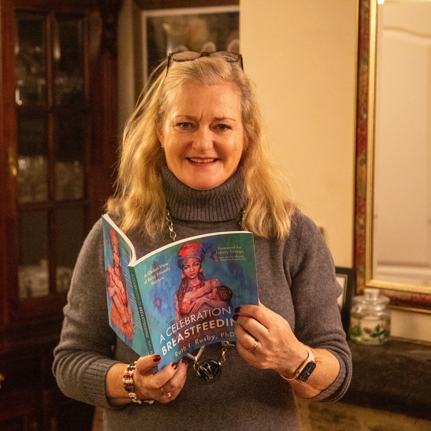 The books are here and feel so good to hold and look at! The cover artwork and pictures are stunning and it's all been beautifully done... Online booklaunch and local book signings to be announced in New Year!
#celebrationofbreastfeeding
#breastfeeding
#babyfriendly
#motherhood
#lactation
#pregnancy