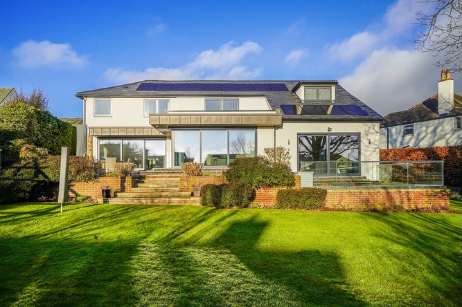 Images from our recently completed project in Yorkshire. This stunning project used our Lumis Aluclad windows and CP130 lift and slide doors, finished off with genuine steel doors internally. Congratulations to @jonathan_clements_architects and @rabjohn_construction_ltd_ and thank you to @martin_bouchier_photography for such amazing images.