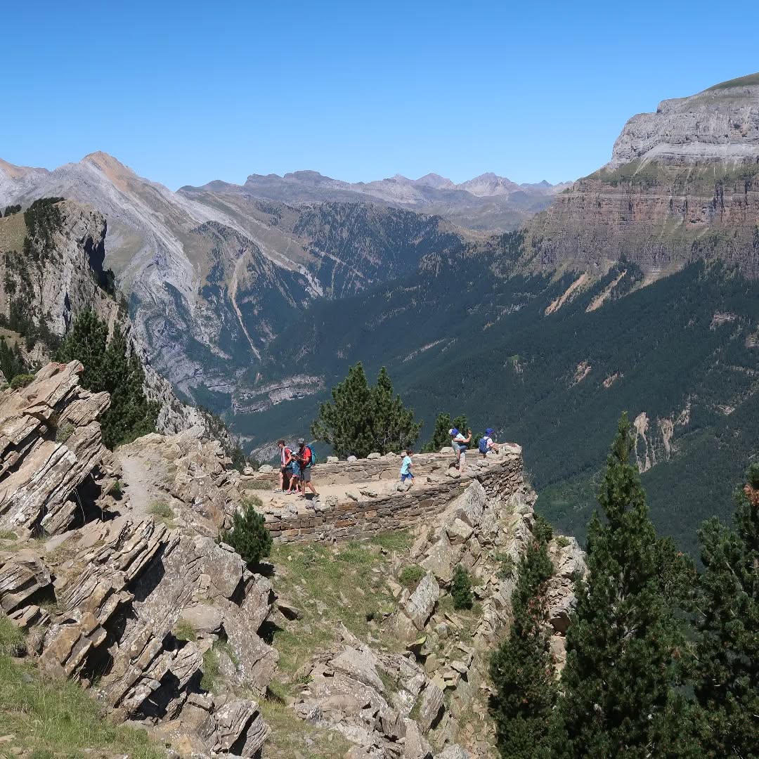 Dos valles que se dan la mano, en su interior, juegan a dar saltos entre rocas redondeadas los ríos Arazas y Ara. Aquí muchos vamos a sanar nuestra mente y buscamos el descanso y la paz que todos necesitamos. Desde los miradores de Ordesa podemos divisar ambos ríos, de dulces aguas turquesas, todo un regalo para los ojos.