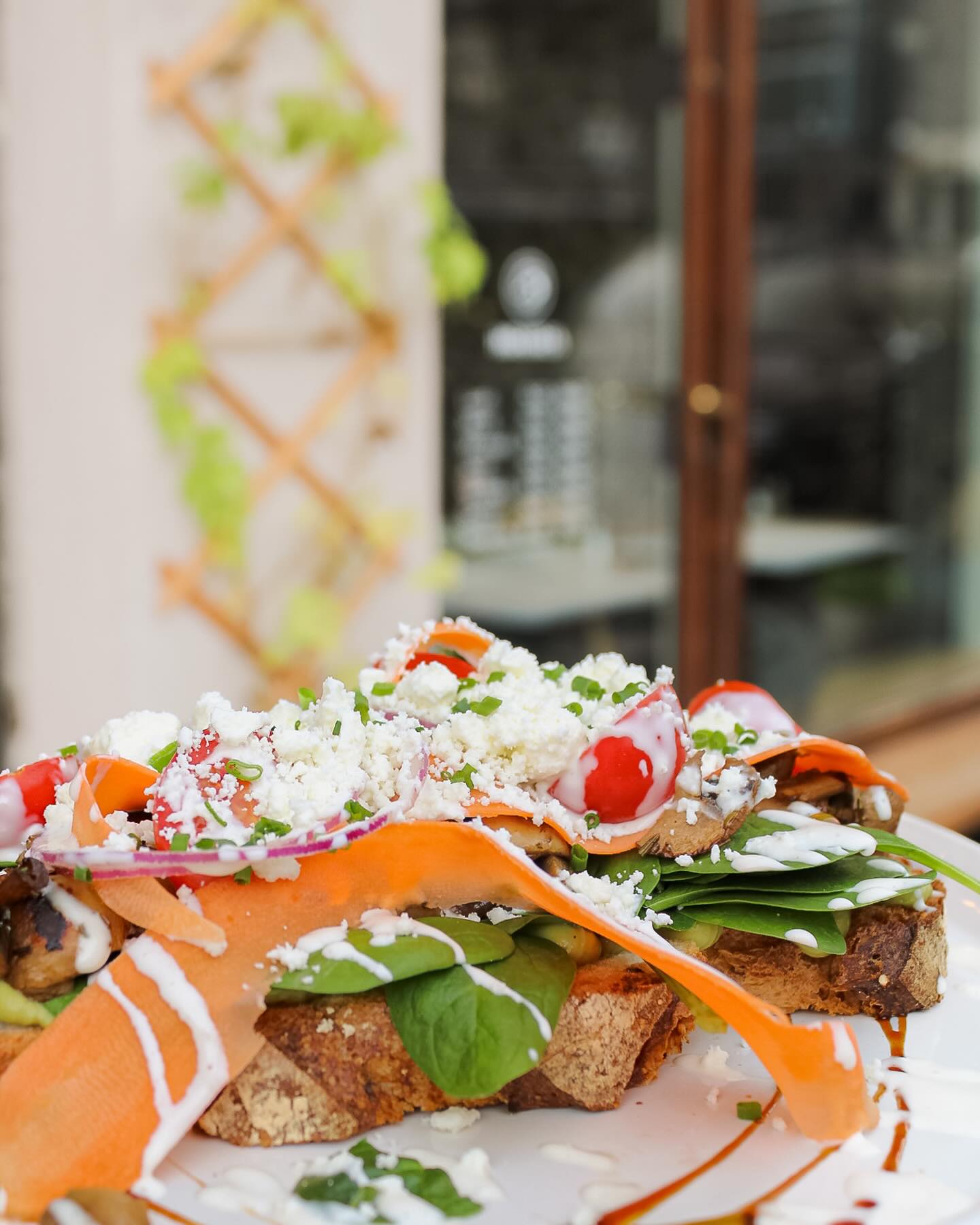 C’est le genre de plat qui te choisit avant que tu le choisisses. 🍽️😌
#lespetitesartisanes #tartines #genevafood #bakerylover #brunch