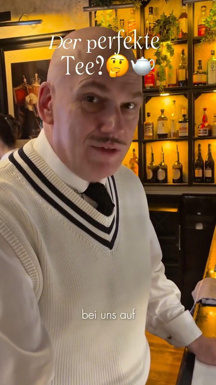 Tee machen ist einfach?🥲
Nicht bei uns – bei uns ist es eine kleine Wissenschaft. 🔬🫖
Wir wiegen ab.
Wir erwärmen Kannen.
3 Minuten 20 Sekunden bei Schwarztee – kein Zufall, sondern Liebe in Zahlen.🤭
Und am Ende? Eine Tasse Tee, die man schmeckt, nicht nur trinkt.😌
Damit ihr’s zu Hause nachmachen könnt:
✔ XL-Teebeutel
✔ Wasser kurz vorm Sprudeln
✔ Tee darf schwimmen
✔ Geduld (ja, die zählt!)
Oder…
du machst’s dir einfach und kommst zu uns ins Eaton Place Hamburg. 😉 Wir haben Tee. Wir haben Scones. Wir haben Zeit für dich.
#eatonplacehamburg #eatonplace #hamburgcafe #cafehamburg #hamburgfoodspots #teeistleben #tealoversclub #teatime #foodreelsdeutschland #viralreels #hamburgfoodguide