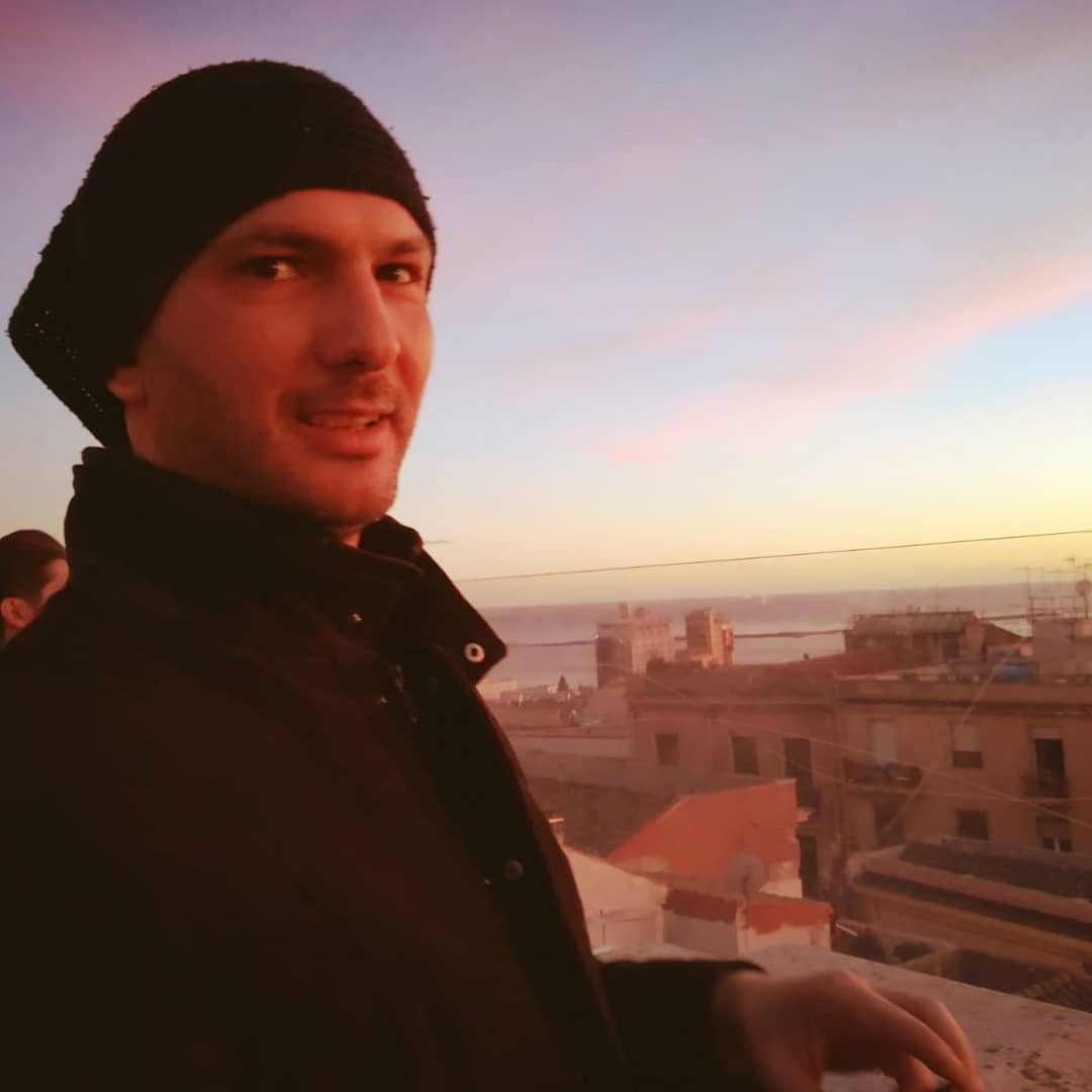 Quale obiettivo stai cercando di raggiungere?
.
Possiamo dire che vivere senza obiettivi significa vivere alla mercé del caso, sballotati da una parte all'altra da forze esterne a noi che ci mandano alla deriva.
Invece avere degli obiettivi è importante perché, attraverso loro, costruiamo la nostra sensazione di efficacia.
Infatti darsi degli obiettivi e cercare di raggiungerli fa sviluppare in noi un senso di competenza e di responsabilità (abilità a dare risposte). I nostri obiettivi devono essere chiari, specifici e devono avere una data entro il quale si dovranno raggiungere, in questo modo possiamo monitorare il loro avanzamento, eventualmente rivedere la strategia attuata.
La prima domanda a cui rispondere può essere proprio quella iniziale: cosa stai cercando di raggiungere?
...e dopo alcune altre domande possono essere:
- come intendi raggiungere il tuo obiettivo?
- che feedback stai ottenendo dall'ambiente?
- le tue azioni sono allineate ai tuoi obiettivi? Ti stanno avvicinando al tuo obiettivo? È necessario valutare altre strategie?
.
Contattami in privato per qualsiasi informazione, posso aiutarti a raggiungere la consapevolezza necessaria per raggiungere i tuoi obiettivi. .
.
.
.
.
#crescitapersonale #obiettivi #cominciamoalmeglio #vincere #autostima #futuro #credenze #fiducia
#pensieri #motivazione #emozioni #energia #forzainteriore #life #gestionedeltempo #instacagliari #sardegna #instasardegna #gratitudine #consapevolezza #cambiamento #cagliari #casteddu #cagliarilife #instasardegna #sardinia #coachingsardegna #coachingcagliari