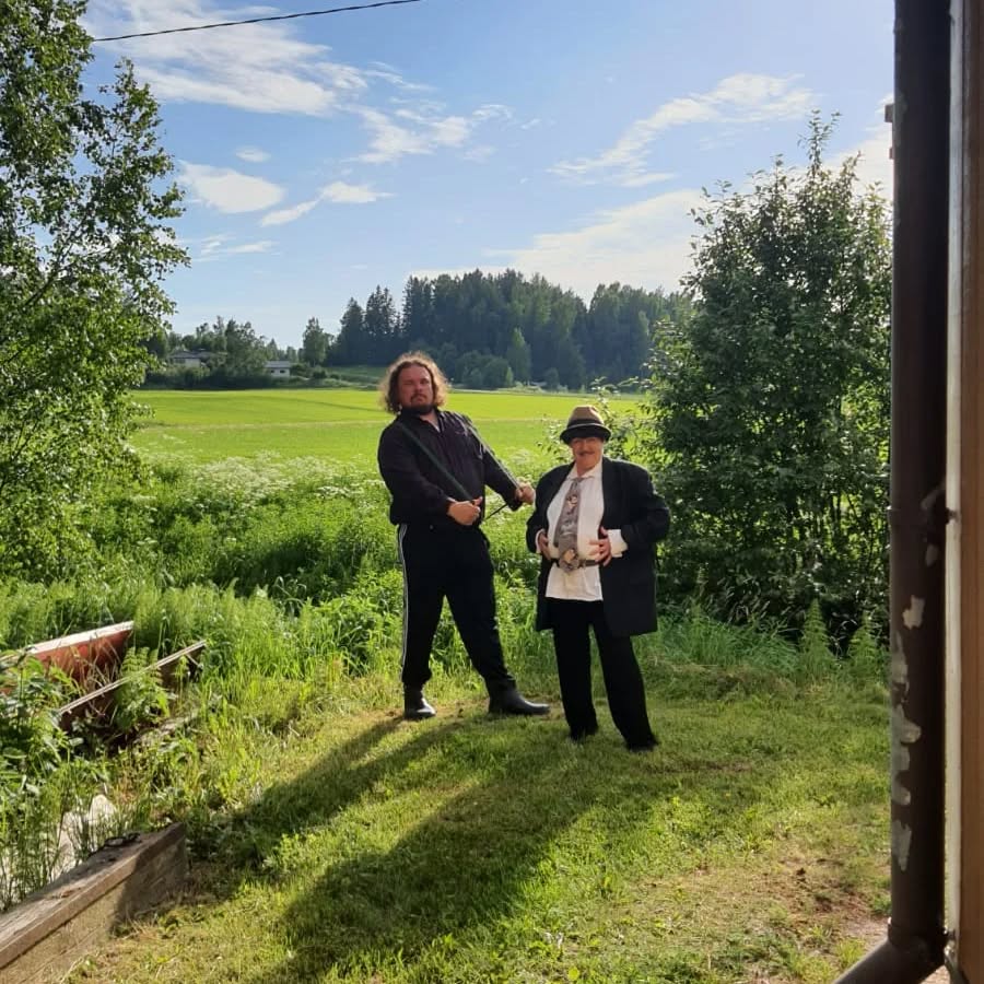Teatterikuume vetäytyy pienelle juhannustauolle, mutta ei huolta esitykset jatkuvat ke 29.6
Hyvää Juhannusta🤩
#kesäteatterikansa #juhannus #teatteri #kesäteatteri #teatterikuume #kulttuuri #porvoo #taide #vaimokultajaarmasanoppi #kesä #kesätekemistä