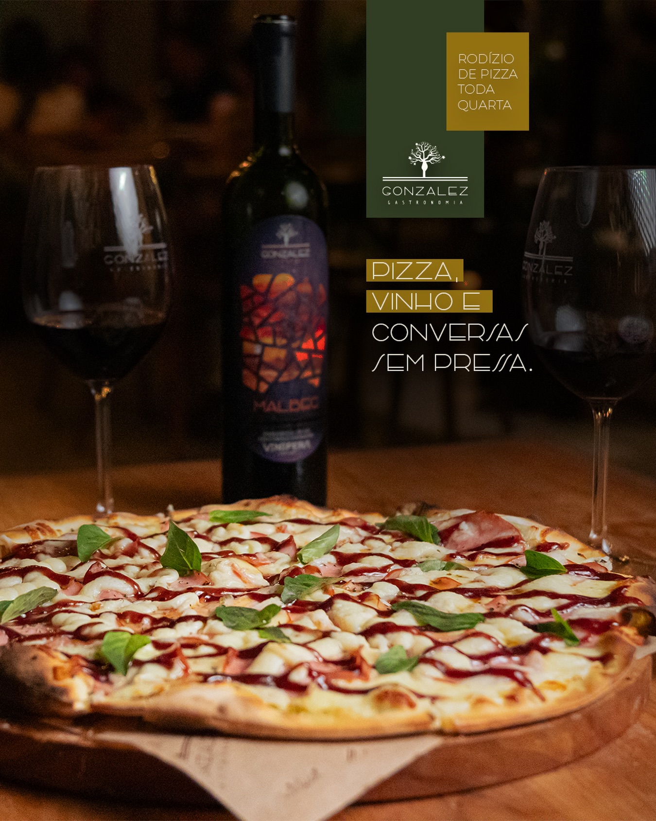 Rodízio de Pizza no Gonzalez
Todas as quartas-feiras, a casa recebe você para uma experiência completa: pizzas artesanais servidas à vontade, vinho na taça e aquele clima perfeito para boas conversas, sem pressa.
Mesa posta, forno aceso e tempo para aproveitar.