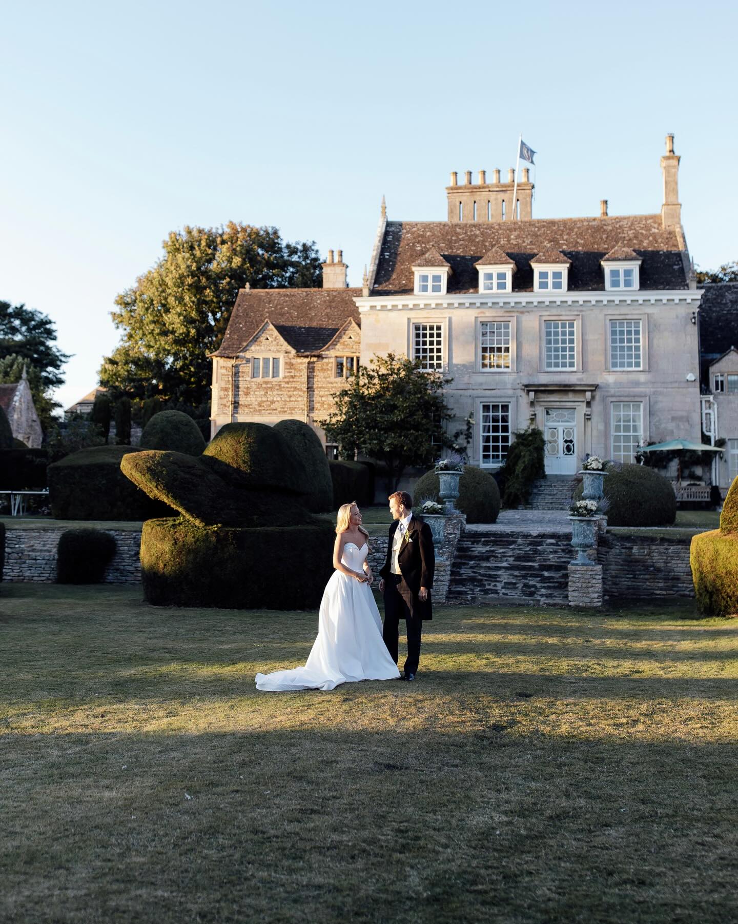 A moment in the gardens as the sun sets and the party is about to start 🍸
Inquire now to check availability for 2026/27 💌 Limited availability
Second shooting for: @kirstygreat.photo
HMUA: @heatherjacksonbeauty
Flowers: @petalandstalkflorist
Videographer: @andrewcoatesphotography
Content Creator: @kapturedbykatharine
Pianist: @dannymillspiano
Band: @swayallstars
Catering: @therutlandgourmet
www.oliviaamyphotography.com
-
-
#yorkphotographer #yorkphotography #ukphotographer #wedding #weddingphotographer