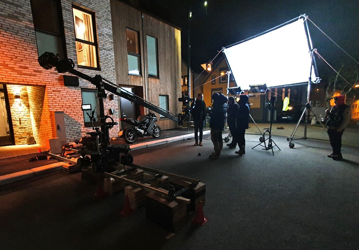 Commercial shoot for @easeenorway .
Produced by @moxey.no .
Key Grip: Mikkel Brekne Munkvold
@kosemikkel
#easee #moxey #foton4film #getagrip #griprigs #griplife #keygrip #filmmaking #filmproduction #filmcrew #videography #cinematography #filmmakers #gripandelectric #gripandlighting #filmindustry #onlocation #behindthescenes #setlife #filmcrewlicious #filmcrewlife #onset #gripequipment #filmmakerlife #filmgrip #gripset #jibcrane #jibshot #dollytrack #dollyshot