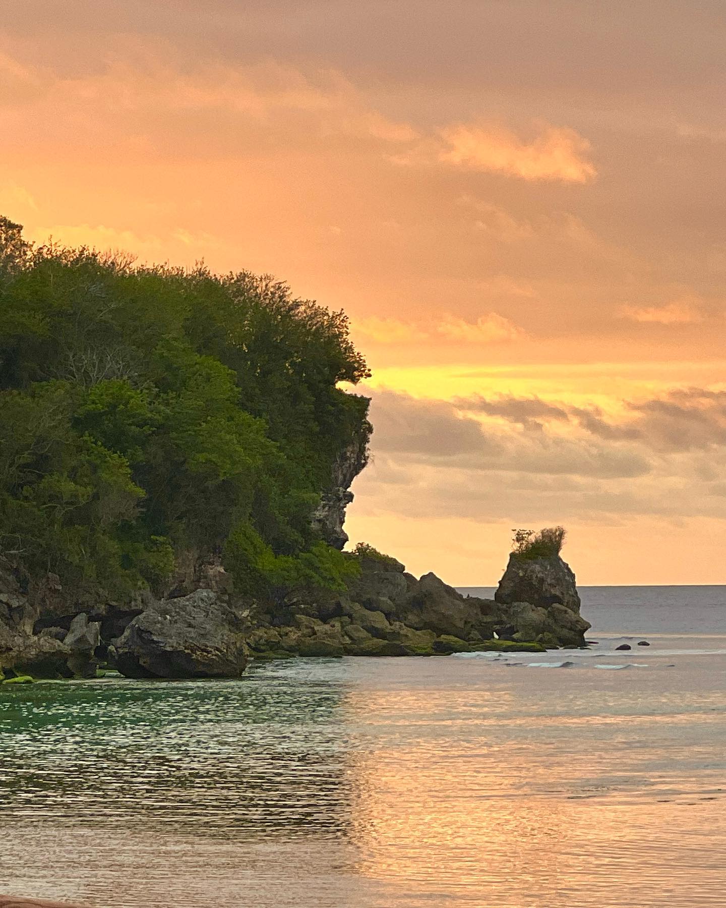 As the sun sets on the horizon, it mirrors the shifting landscapes of our inner world. 🌅✨
#sunsetreflections #innerjourney #retreatexperience #wellnessjourney #selfgrowth