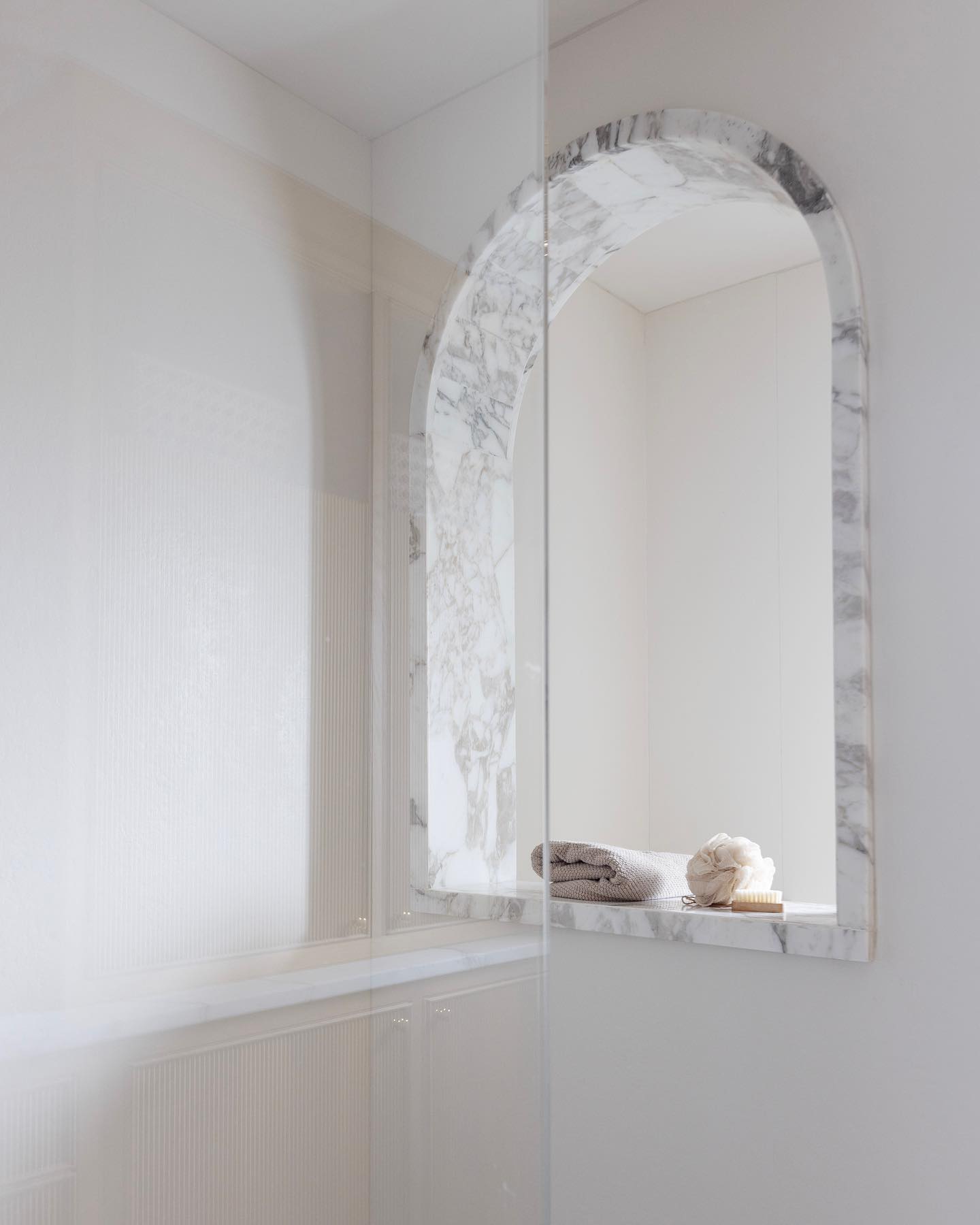 The decision to open up part of the privacy wall in this master bathroom shower enabled us to block views of the “la toilette” (doesn’t it sound better in French?) while still allowing light to filter through the space in such a beautiful way casting shadows and creating a serene mood.
#simpledesign #interiorstyling #interiordesign #instahome #instadesign
#bedroomdecor #sodomino #myhousebeautiful #howwedwell
Captured by @pineconecamp