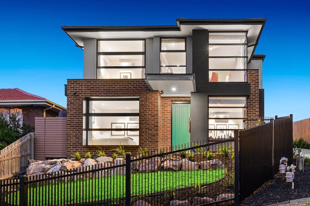 Double story town house
•4 bedrooms
•2 bathrooms
•2 car spaces in garage
Custom design