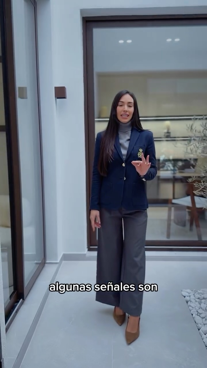 🧠⚠️ Señales de que necesitas parar (aunque el mundo no pare)
No siempre es cansancio físico…
a veces es agotamiento emocional 🤍
Estar más irritable de lo normal 😤
Sentirte desconectado de todo 😶🌫️
Sentir culpa cuando descansas 🛑
Son señales.
Y no están ahí para molestarte, sino para protegerte.
✨ Parar no es rendirse.
Es cuidarte antes de romperte.
Escuchar estas señales a tiempo puede marcar una gran diferencia 🌱
Tu cuerpo y tu mente hablan… aunque no siempre griten.
👉 Escucha tu cuerpo antes de que grite. Guárdalo si lo necesitas.
#SaludEmocional #AgotamientoMental #Autocuidado #Psicología #AprenderAParar Cuidarte