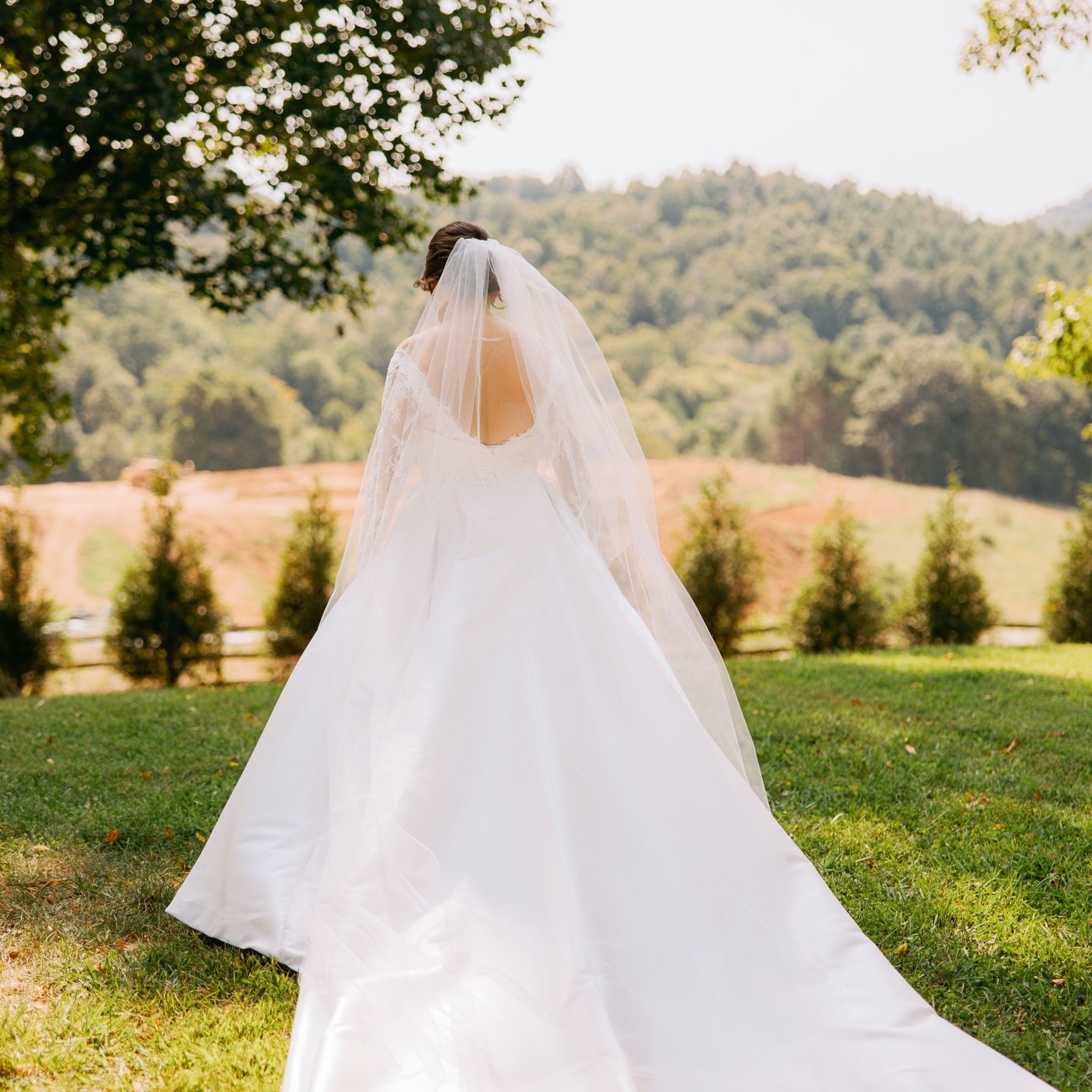 Simply beautiful
Photographer: @maddiekay.photography
#destinationwedding #boonenc #outdoorwedding #rusticwedding #cabinwedding #blueridgemountains #ncweddingvenue #mountainwedding