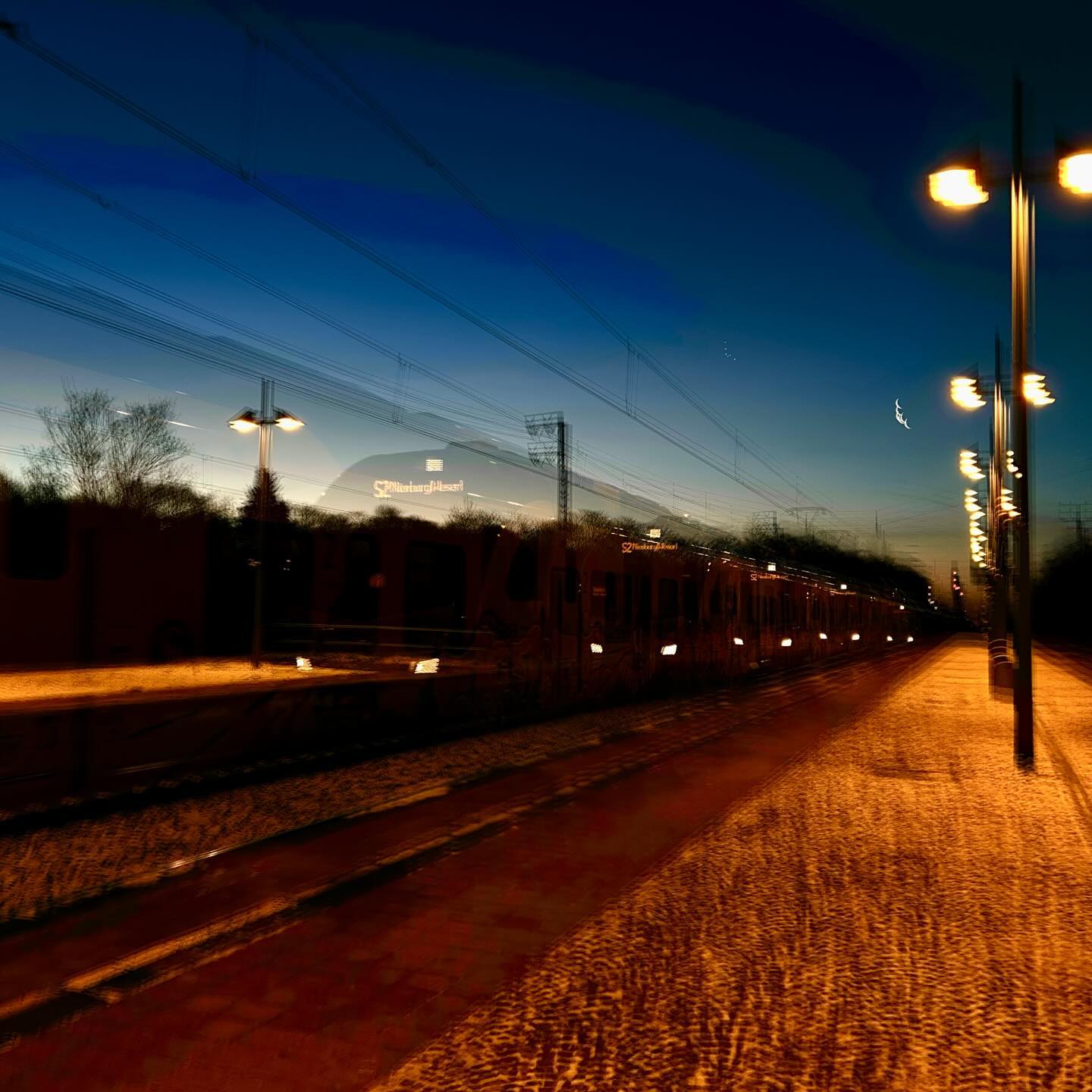 ! VORSICHT AN DER BAHNSTEIGKANTE ! #experimentellefotografie #multiexposure #nophotoshop #nofilter #mehrfachbelichtung #visualart #incamera #fineartphotography #wallart #abstractart #inmotion #experimentalphotography #art #motion #artoninstagram #fineart #ilovehannover #artography #camerapainting #sun #sunrise #beauty #sunlight #celebrationoflight #ontheroad #train #morgens #derzugkommt #sbahn