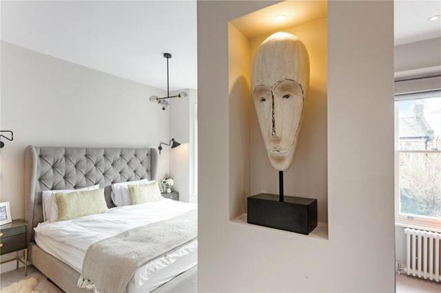 Chiswick House - master bed divider