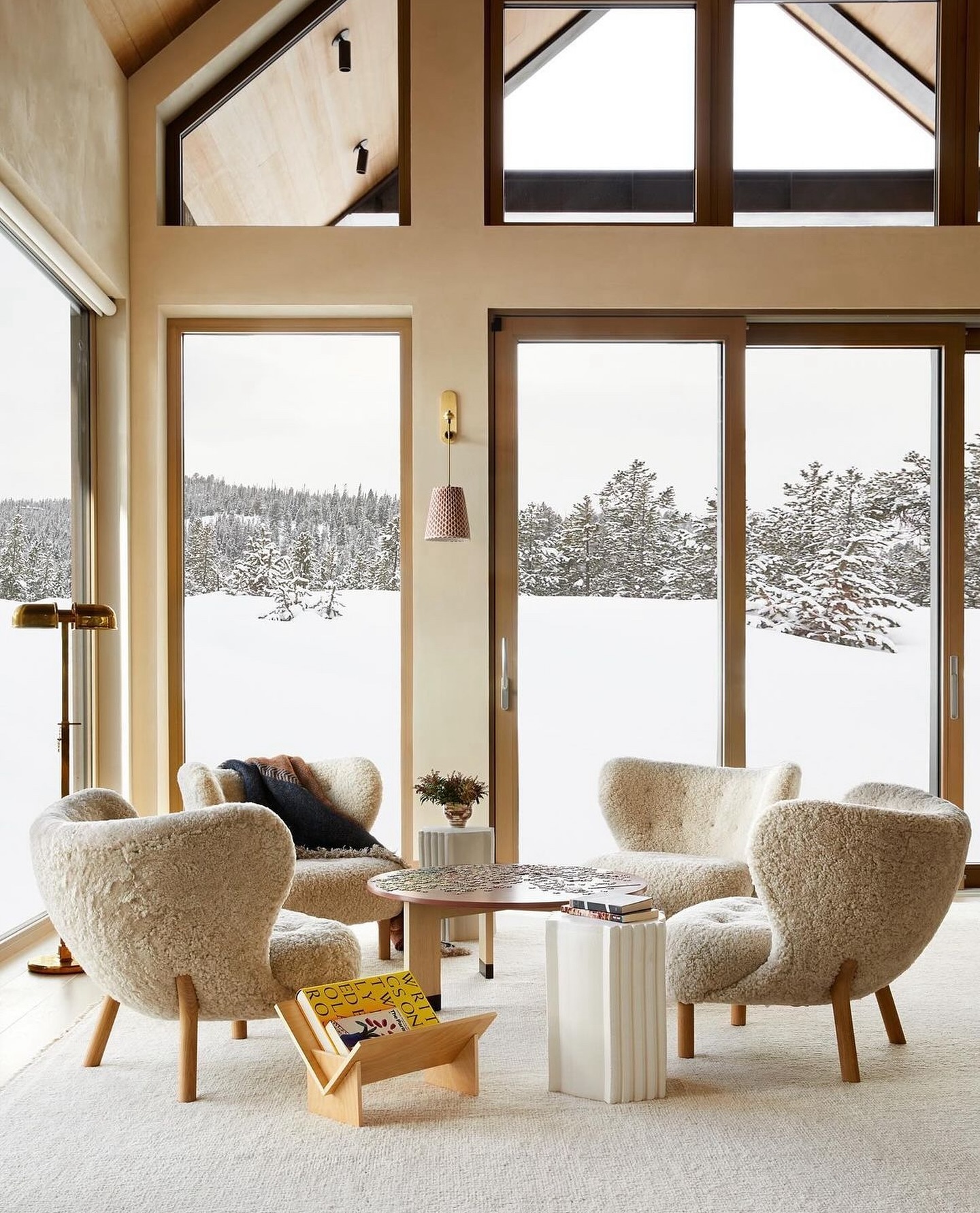 ✨Happy New Year iedereen!💫
Heeft iedereen fijne feestdagen gehad?
Zin om weer fris en fruitig het nieuwe jaar te beginnen!
Wel erg jammer dat al die regen nog steeds aanhoudt en dat het geen sneeuw is… het had zo mooi kunnen zijn. In de tussentijd maar genieten van mooi design met een prachtig besneeuwd landschap ❄️ design by @redmondaldrichdesign
#livingroom #interiordesign #cozyliving #winterwonderland #interiordesigner