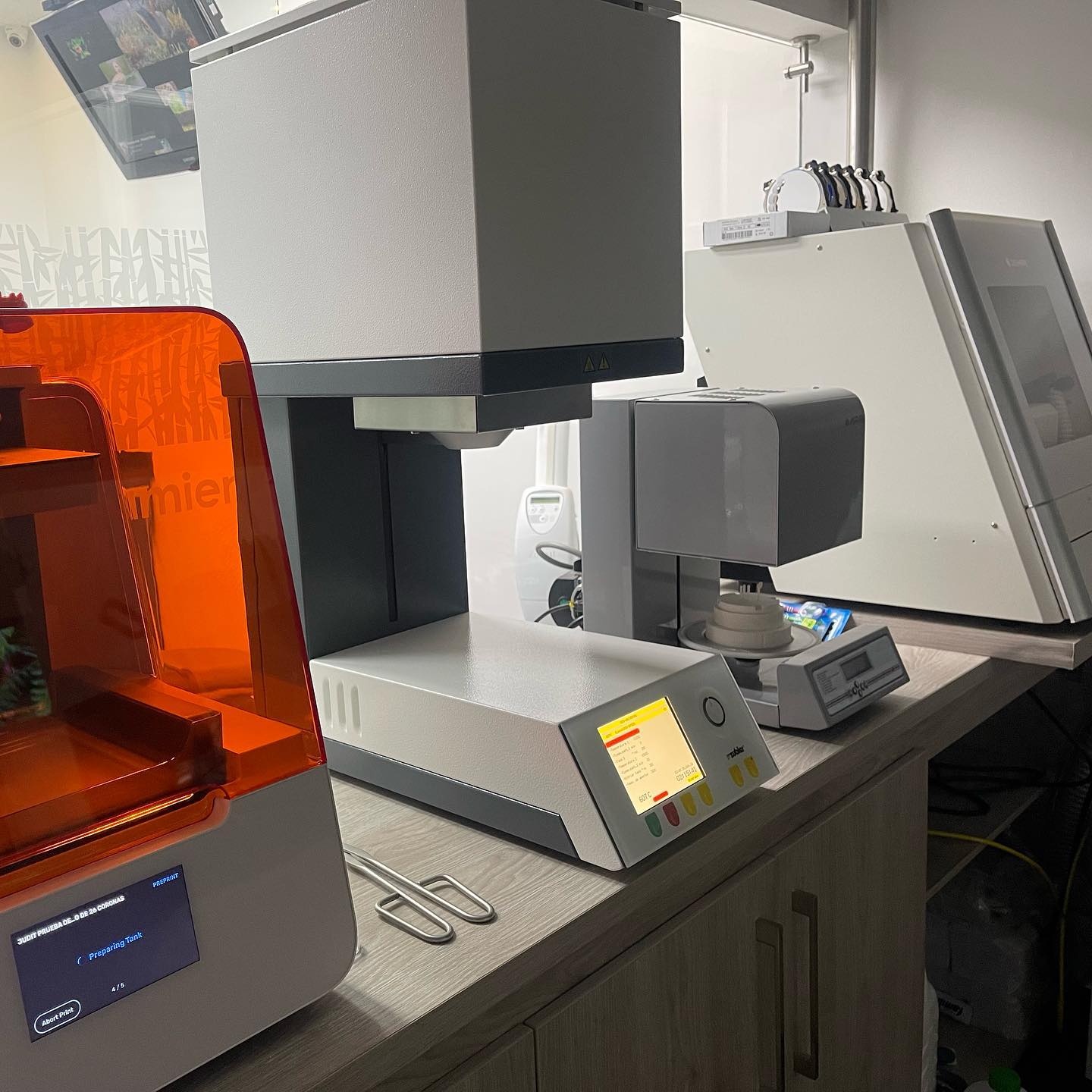 Laboratorio de alta tecnología, solo falta ubicar los equipos en sus lugares definitivos. 🔻
🔻
🔻
🔻
🔻
⭐️ Hoy día es una realidad! nuestra nueva tecnología para rehabilitación oral mediante flujo de trabajo digital: escaneo intraoral, diseño digital de restauración, y creación Robotizada, mediante fresado e impresión 3D.
🔻
YA DISPONIBLE PARA NUESTROS PACIENTES
🔻
🔻
🔻
#implandent #3dprinter #formlabs #dralinaquintero #rehabilitacionoral #odontologiaarmenia #rehabilitacionoralarmenia #implantesdentalesarmenia #odontologia3d #odontologiaestética #armeniaquindio #esteticadental #shining3d #OdontologiaCADCAM #odontologíadealtacomplejidad