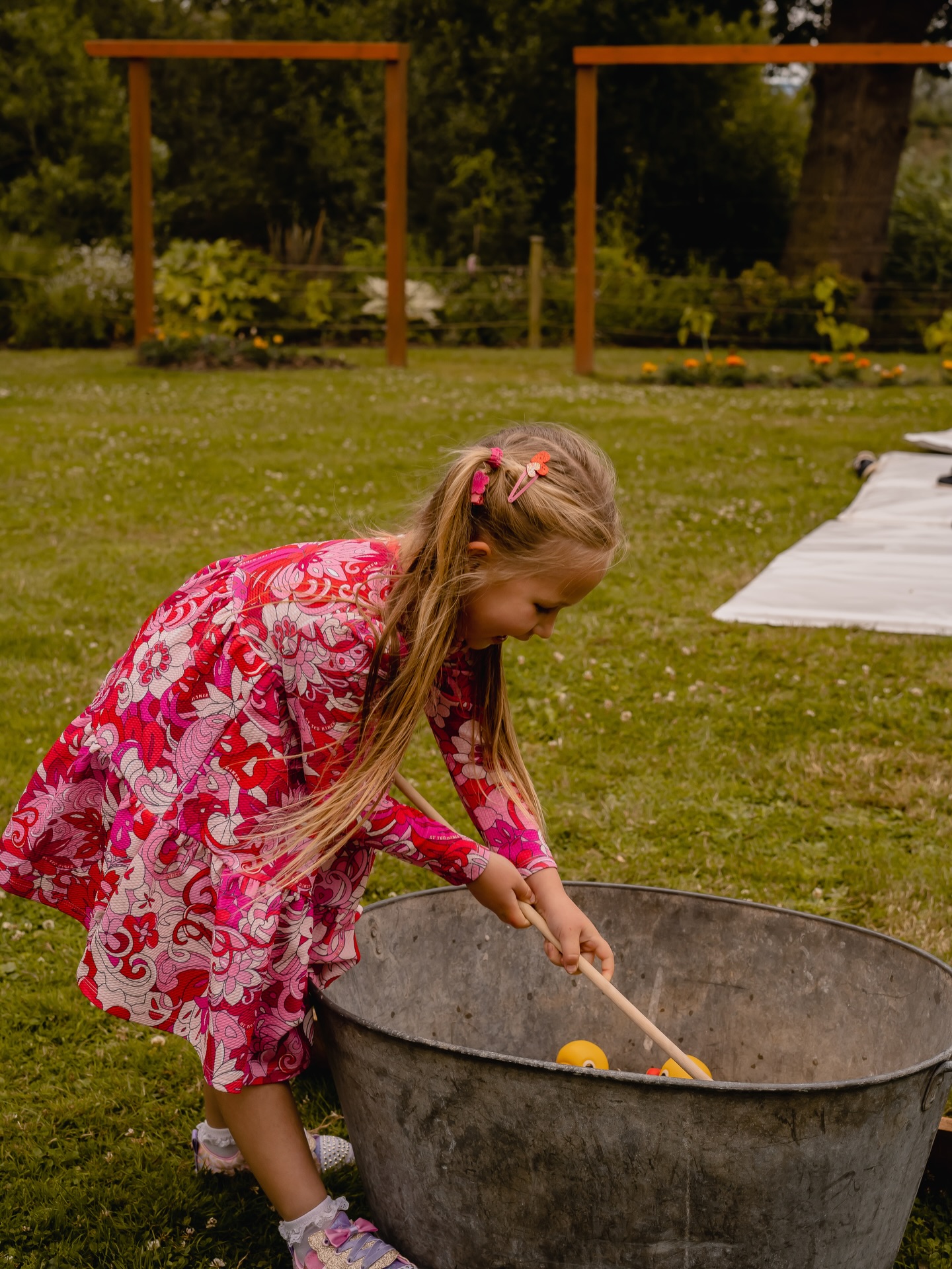 .
🐥 Hook a duck 🐥
The apple of my eye playing her mummy’s game, it won’t be long til she’s tagging along with me to weddings.
If you have little kids at your wedding this game is a MUST!
#wedding #engaged #bride2027 #gardengames #hitchin
@em.jphotos @downhamhallessex