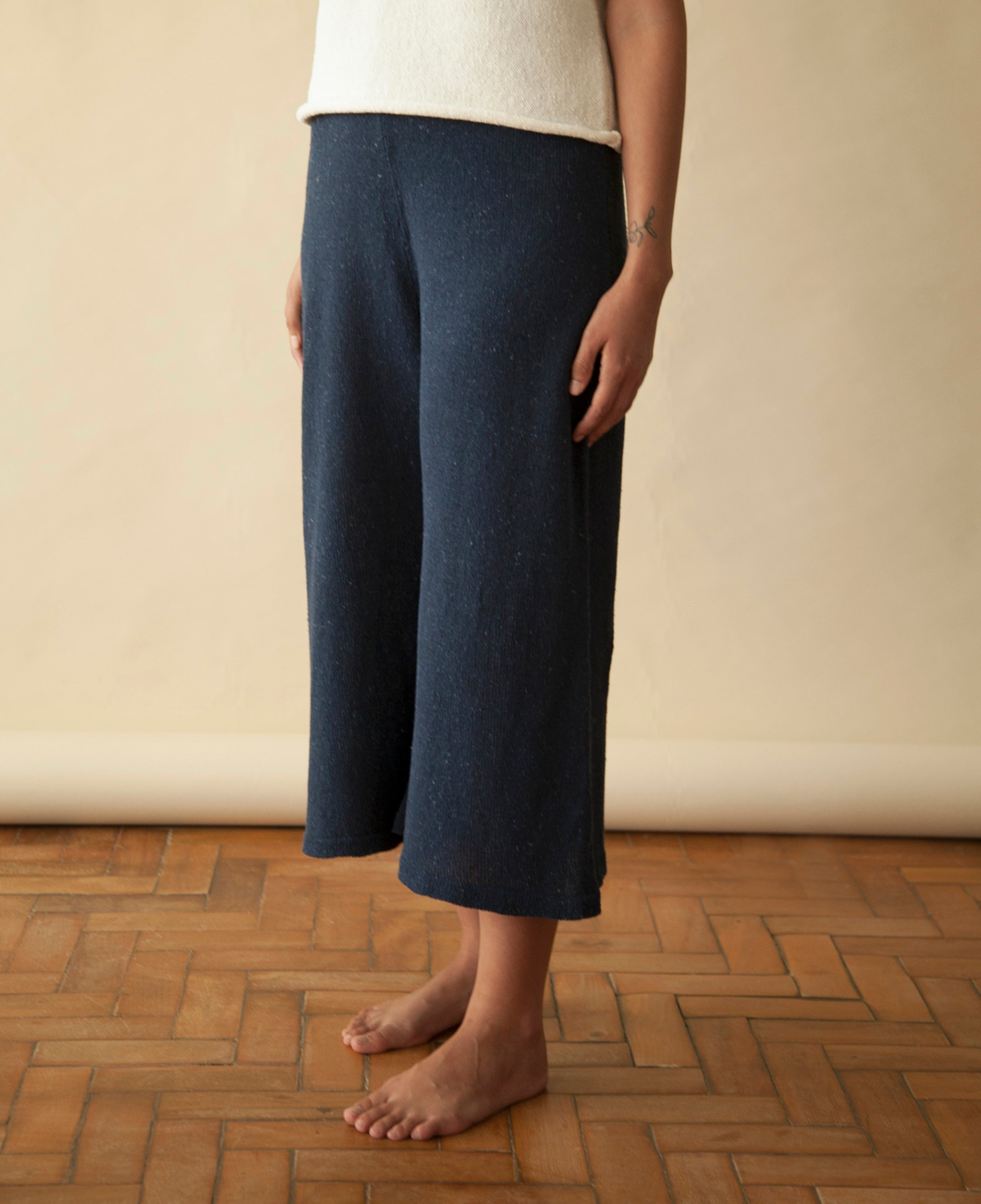 Conhece a calça Elisa?
De comprimento médio e concurrirá de elástico ela é extremamente confortável e versátil.
Você ainda pode garantir está peça coringa com o desconto de aniversário da marca: usando o cupom 4ANOS no checkout da loja online você ganha 15%de desconto nesta peça eterna. Aproveita!