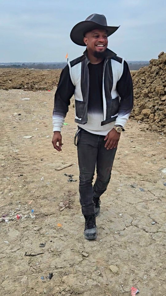 Designing for personal individuality is part of what we do best.
Ever look for a piece that calls to you? That evokes who you are without trying? That amplifies your essence?
That's what this piece was for our Prime. Effortless and personal.
#amalinecollections #mensfashion #upcycled #denim #redesign