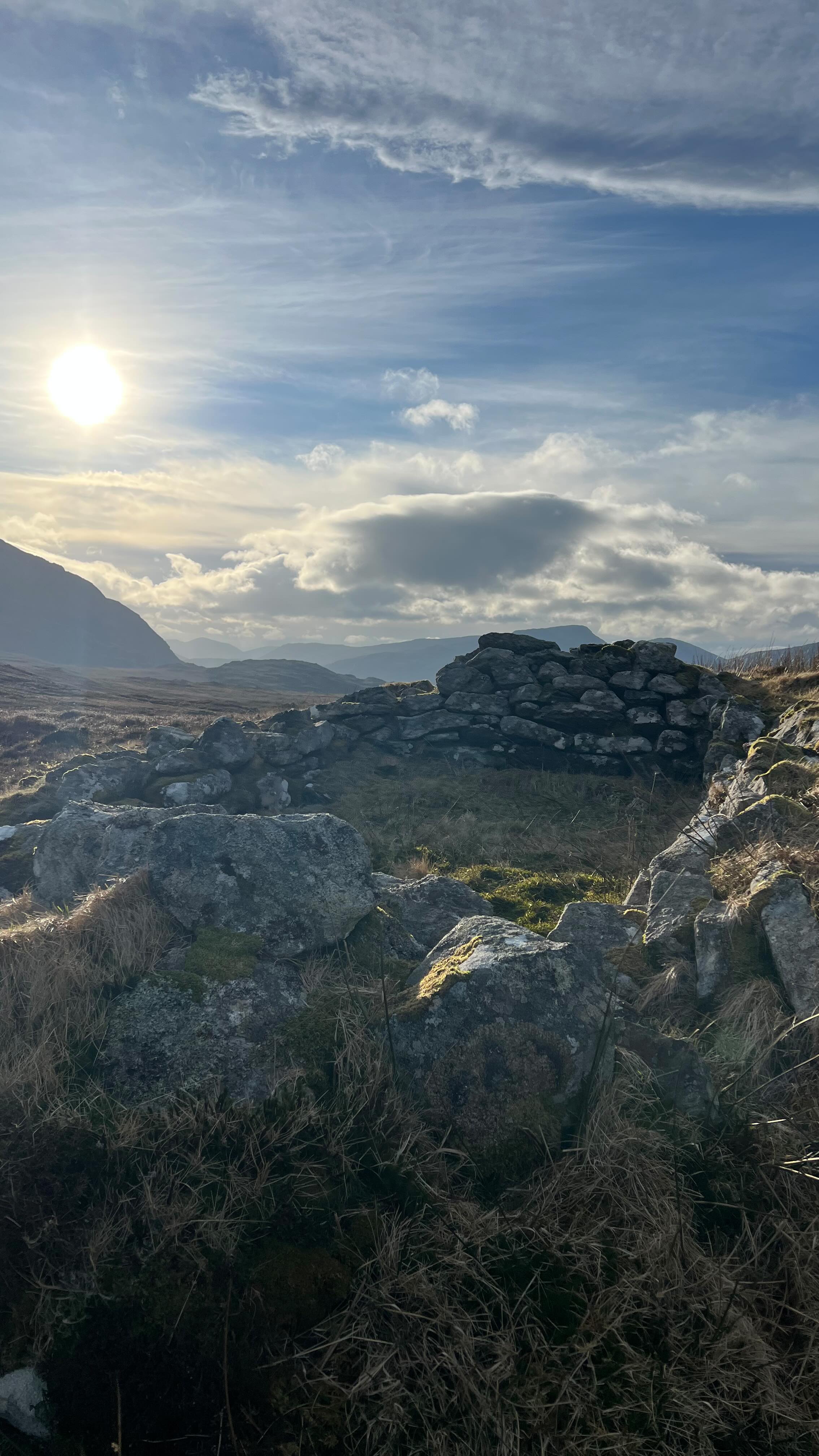Wonder wander. 4 àiridhean, 6 lochannan, 1 bog.
Floidreabhal a-staigh
Dubh Lochan
Puara
Loch a' Gheòidh
Loch a' Choin
Loch an Eilean
Sidhean Mòr
Na Cnoca Breac
Geàrraidh Mhòr
#gàidhlig #placebased #sitespecific #walkingartist