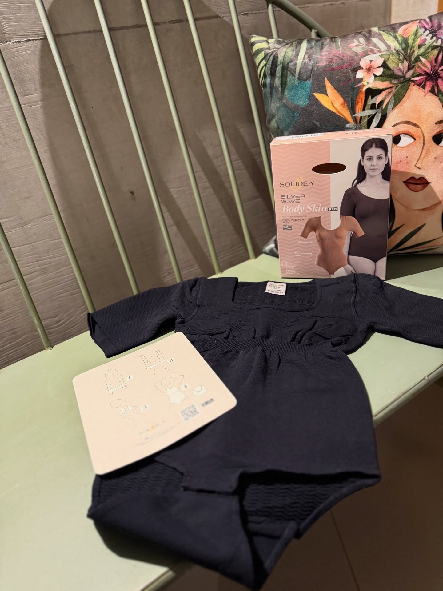 ✨ Solidea Silver wave Body Skin Pro ✨
Medical-grade bodysuit made of micro-massaging fabric with a built-in bra for gentle, comfortable support 🩺💧
Designed to support lymphatic flow, alleviate fluid retention, and prevent or manage disorders of lymphatic circulation, including lymphoedemia / lymphoedemia.
✔️ Micro-massaging fabric stimulates drainage in the breast, underarm, abdomen & back for smoother, firmer skin
✔️ Built-in seamless bra adapts to every breast shape and volume, ideal post-surgery (breast augmentation or reduction)
✔️ Sleeves to the elbow for targeted compression
✔️ Wrap-around design supports posture and body contour
✔️ Silver ion yarn helps prevent bacteria and odors🧬
Sizing: Please refer to the size chart 📏. Measure chest circumference and waist circumference to select your perfect fit.
Easy to wear, comfortable, and designed to care for your body while shaping it beautifully 🤍