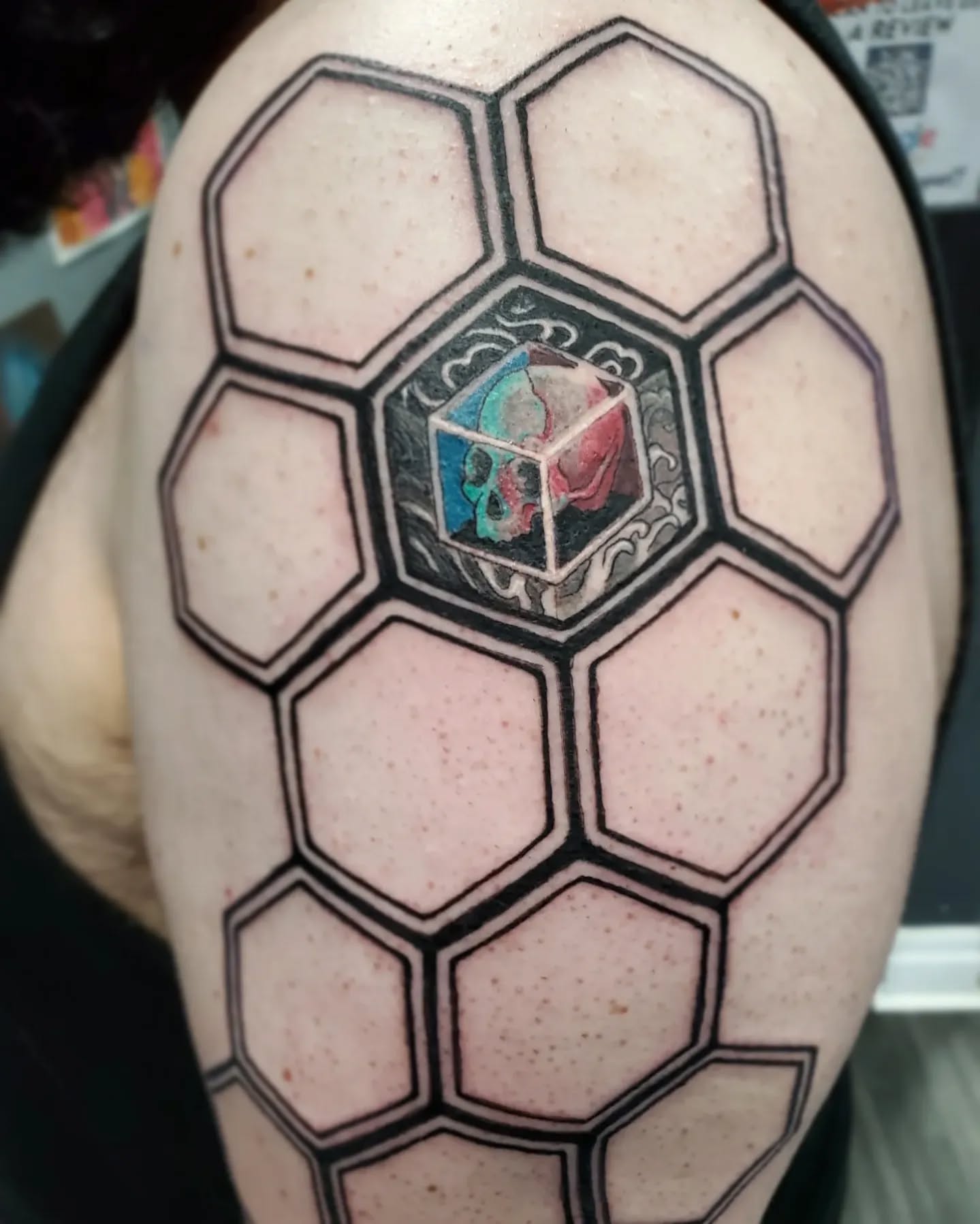 @jeffcooktattoos laid out some hexagons for @quasarphilttv and took the first cell. Thanks Tyler!
#courticetattoos #claringtontattoos #artery #durhamregion