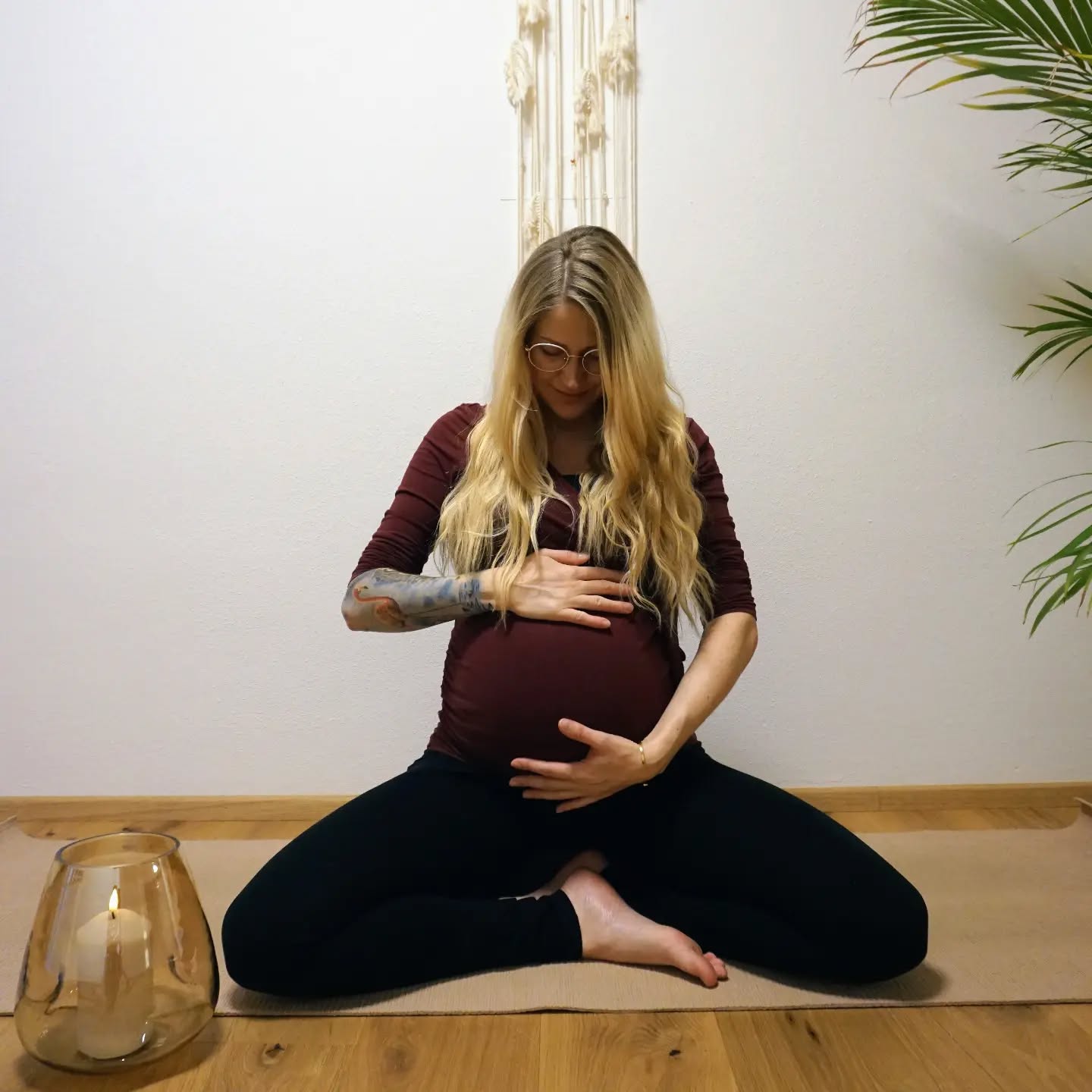 Die Liebe, die ich für dieses kleine Wunder in mir empfinde, ist unbeschreiblich. Ich kann es kaum erwarten, dich kennenzulernen 🤍
.
.
#wunderimbauch #yogababy #schwangerschftsyoga #yogawellbeing #reithimalpbachtal #yogatirol #ssw33 #vollervorfreude #yogastudiowellbeing