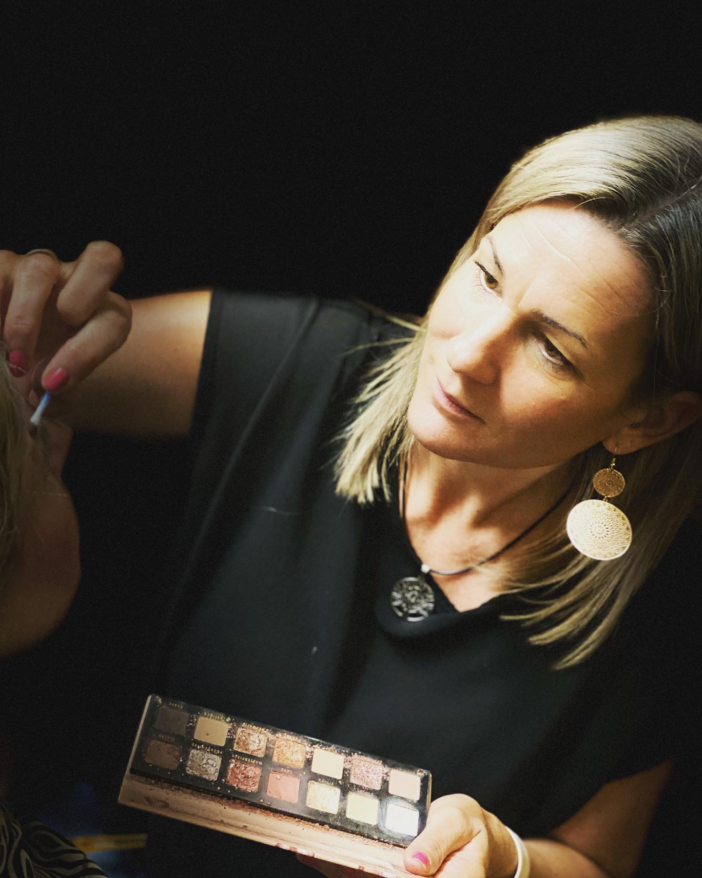 Heute möchten wir einmal DANKE sagen und die liebe Conny @zarflconny vor den Vorhang holen!
Unsere tolle Visagistin sorgt für grandioses Make-Up und für gute Stimmung hinter der Bühne 😅👏🏻
Wir freuen uns auf die kommenden Vorstellungen am Wochenende, sichert euch Karten und kommt vorbei! 🤗
#theater #riesentheater #makeup #styling #visagistin