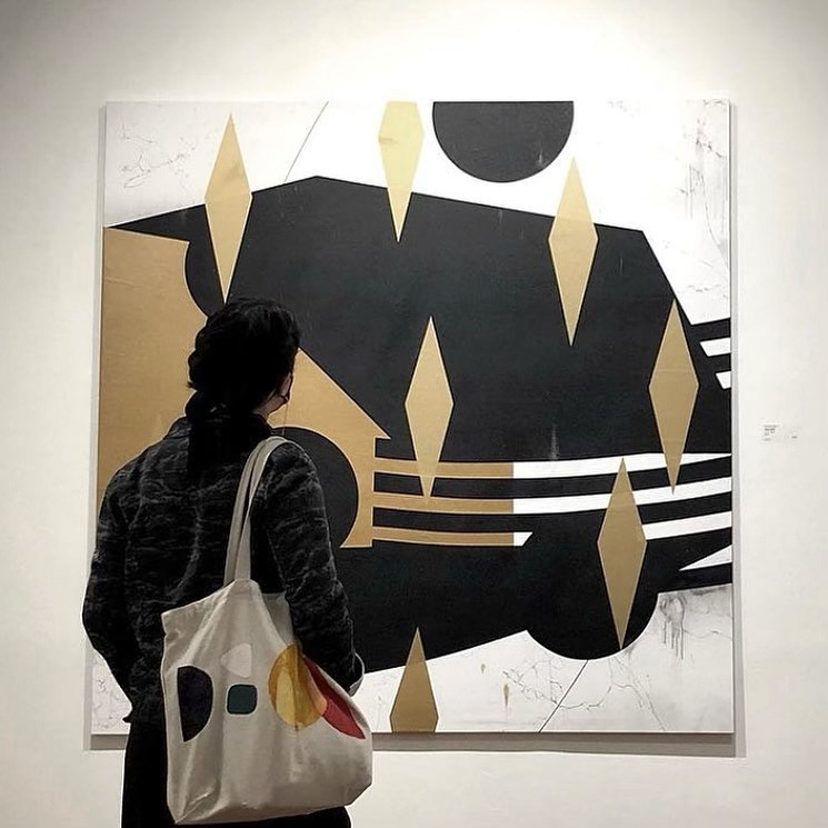 Throwback to ‘Diagrams’ in 2021, where we showcased the incredible works of Alexander Wtges at Side Gallery in Downtown Art District Orlando. Curated by Mariela Saad D., Joel Bracho Ghersi, and Eduardo Alfaro, this exhibition brought together art, geometry, and modern ideologies. We can’t wait to bring new art and experiences back to the city soon! Stay tuned. #ArtExhibition #DowntownOrlando #AlexanderWtges #SoTACollection #TheWalleryArtStudio”